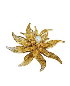 Traditional Filigree "Flower" Brooch in Yellow Gold and Pearl