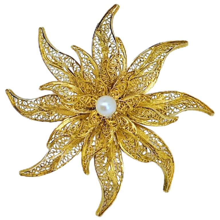 Traditional Filigree "Flower" Brooch in Yellow Gold and Pearl