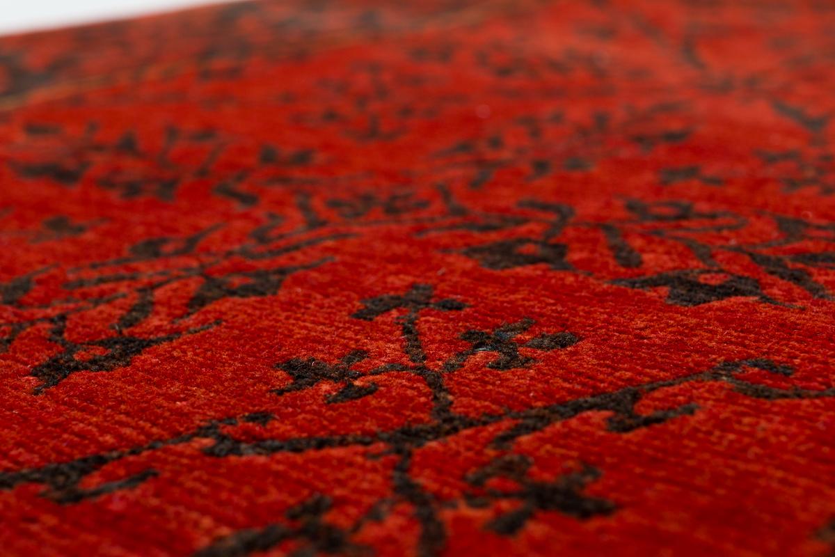 Traditioneller brauner und roter Teppich mit Blumenmuster für den Flur - Rosalynn by Joseph Carini im Zustand „Hervorragend“ im Angebot in New York, NY