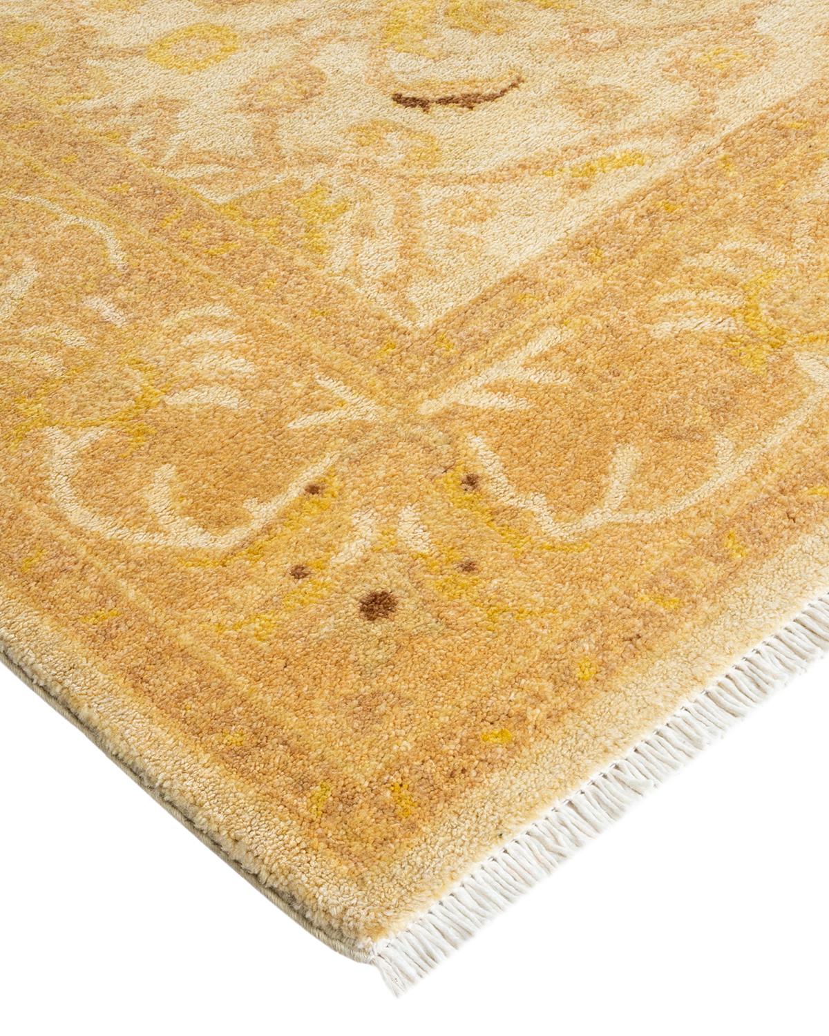 Persische Teppichkunst vom Feinsten inspirierte zu den satten Farben, den kunstvollen geometrischen Motiven und den botanischen Details der Serapi Collection. Mit bis zu 100 Knoten pro Zentimeter sind diese handgefertigten Teppiche ebenso langlebig