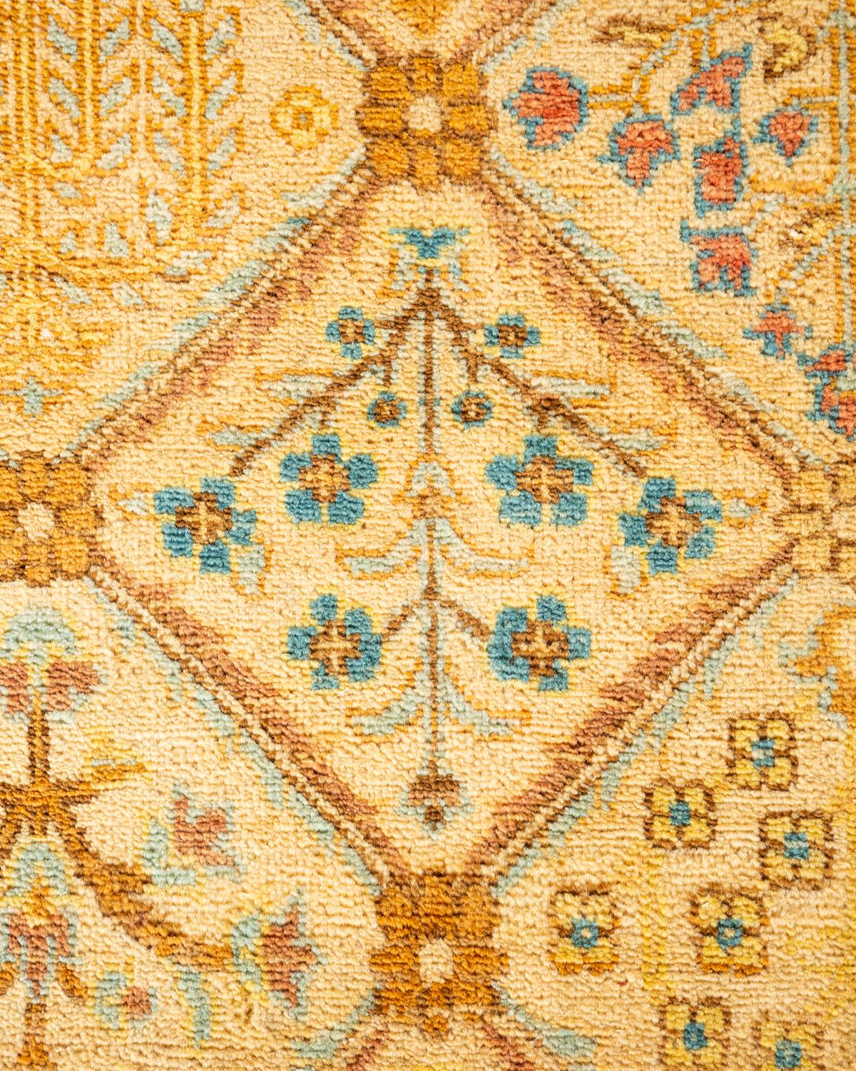 Traditioneller floraler Teppich aus handgeknüpfter Wolle in Elfenbein (Pakistanisch) im Angebot