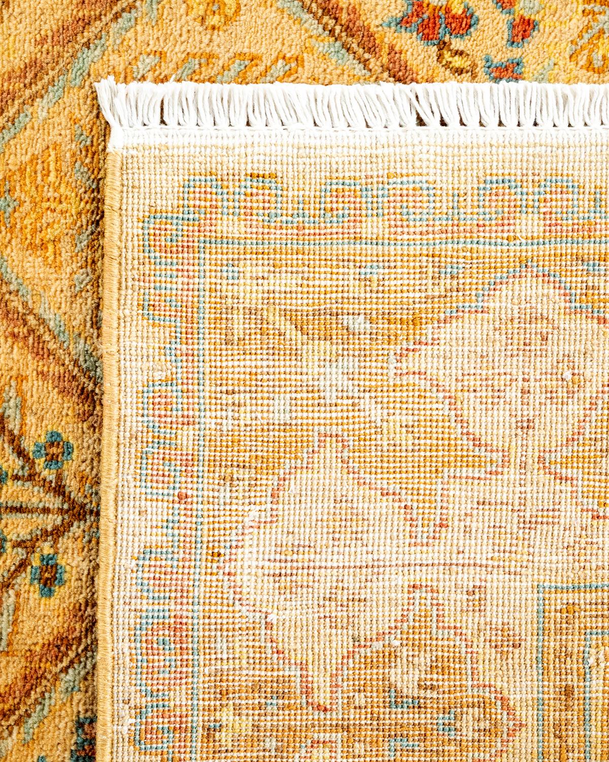 Traditioneller floraler Teppich aus handgeknüpfter Wolle in Elfenbein (21. Jahrhundert und zeitgenössisch) im Angebot