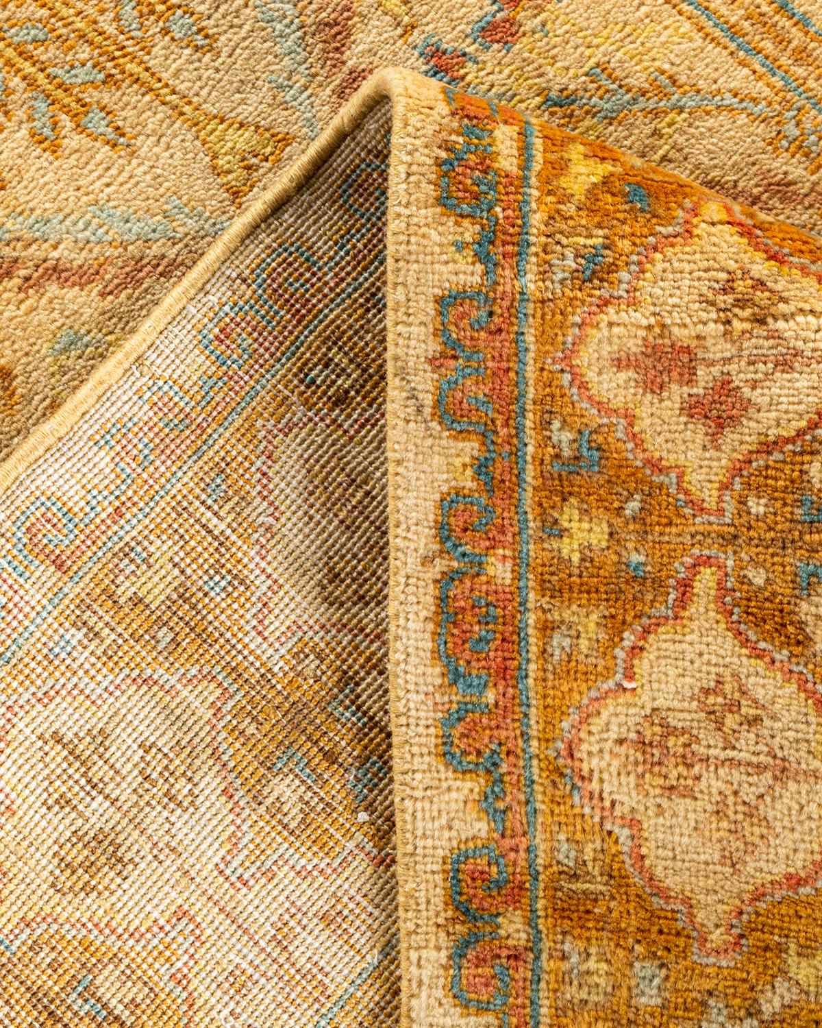 Traditioneller floraler Teppich aus handgeknüpfter Wolle in Elfenbein im Angebot 1