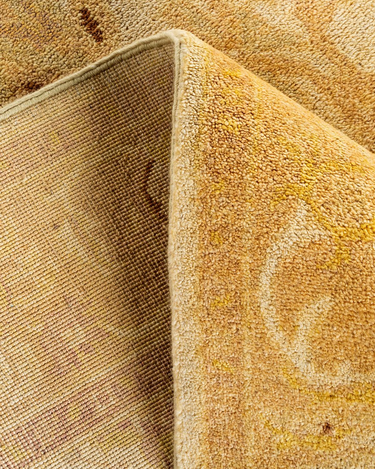 Traditioneller floraler Teppich aus handgeknüpfter Wolle in Elfenbein im Angebot 1