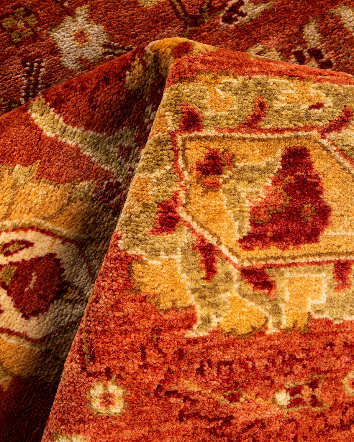 Chemin de table traditionnel en laine nouée à la main rouge avec fleurs en vente 1