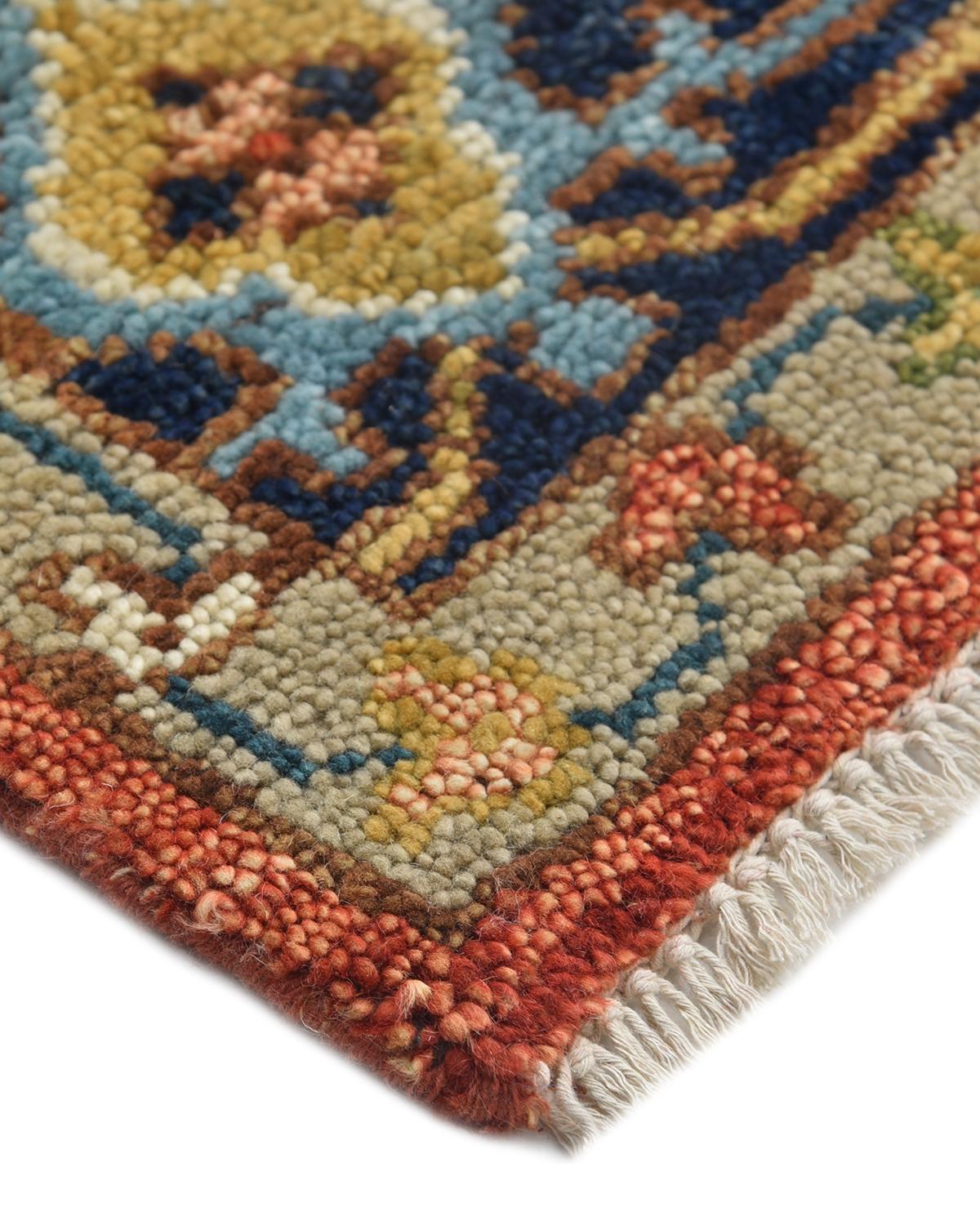 La fabricación de alfombras persas en su máxima expresión inspiró los ricos colores, los elaborados motivos geométricos y los detalles botánicos de la colección Serapi. Con hasta 100 nudos por pulgada, estas alfombras artesanales son tan duraderas