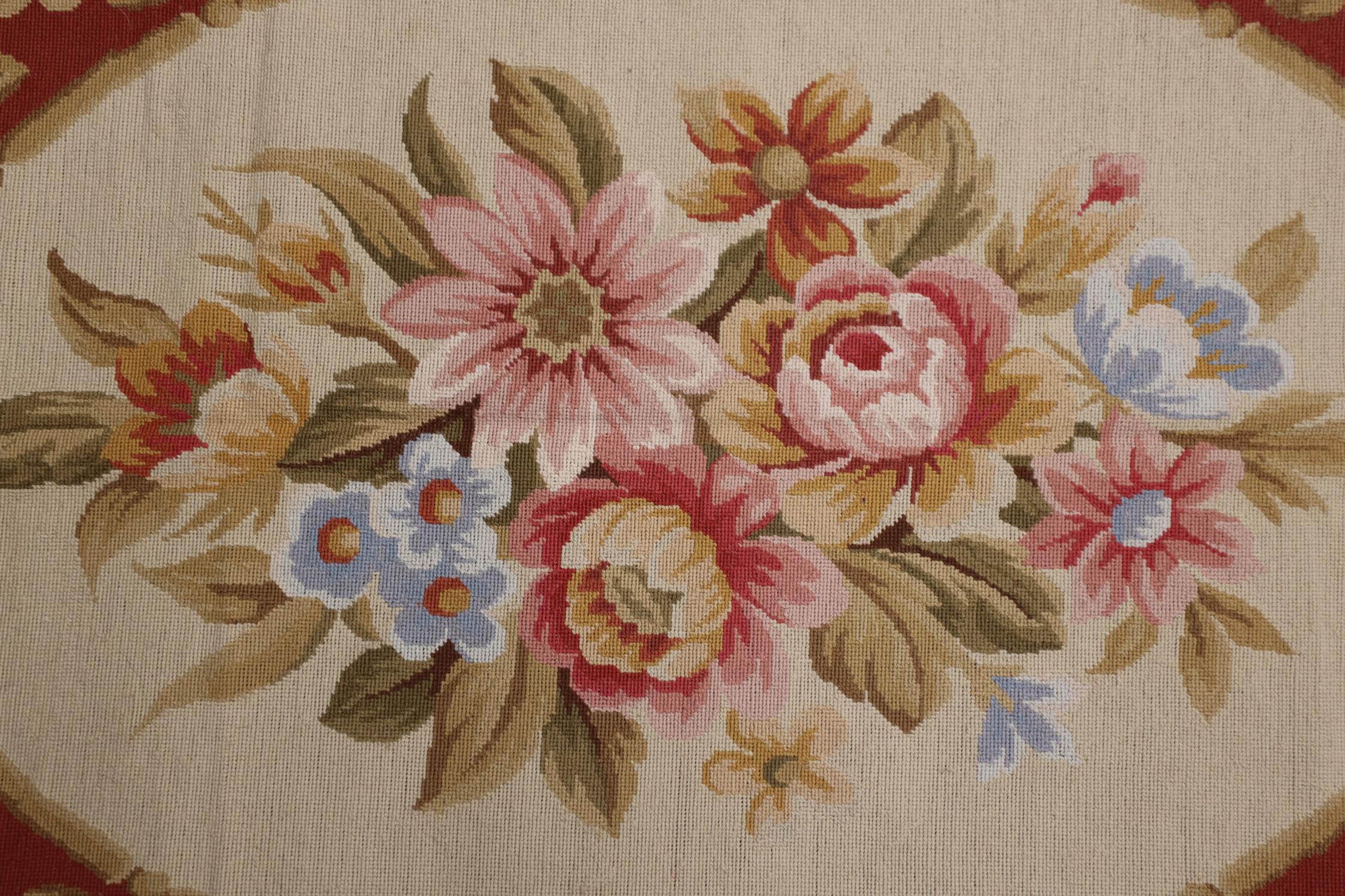 Traditioneller handgefertigter roter Teppich aus Wolle mit geblümter Gobelinstickerei (Hollywood Regency) im Angebot
