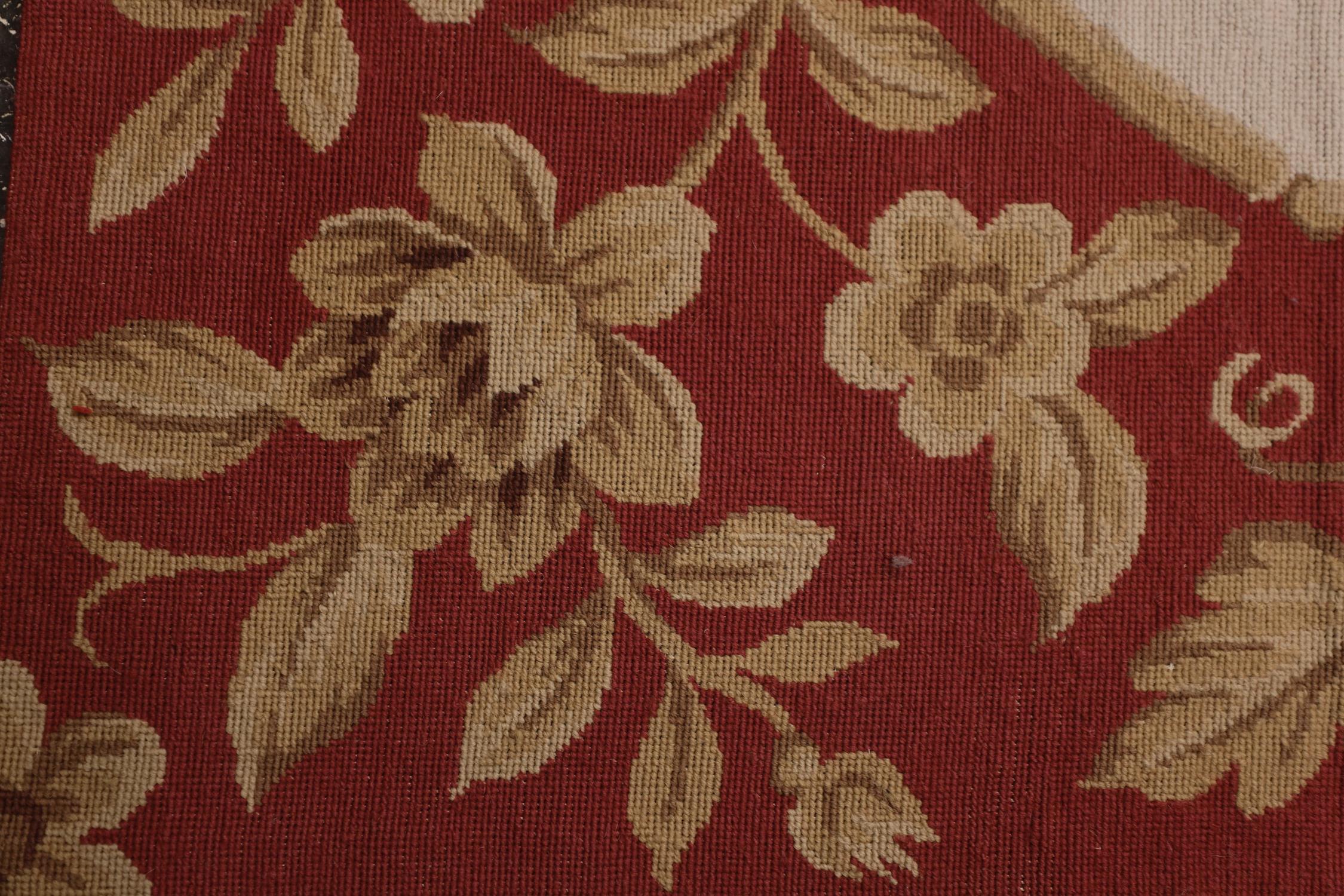 Traditioneller handgefertigter roter Teppich aus Wolle mit geblümter Gobelinstickerei (Chinesisch) im Angebot
