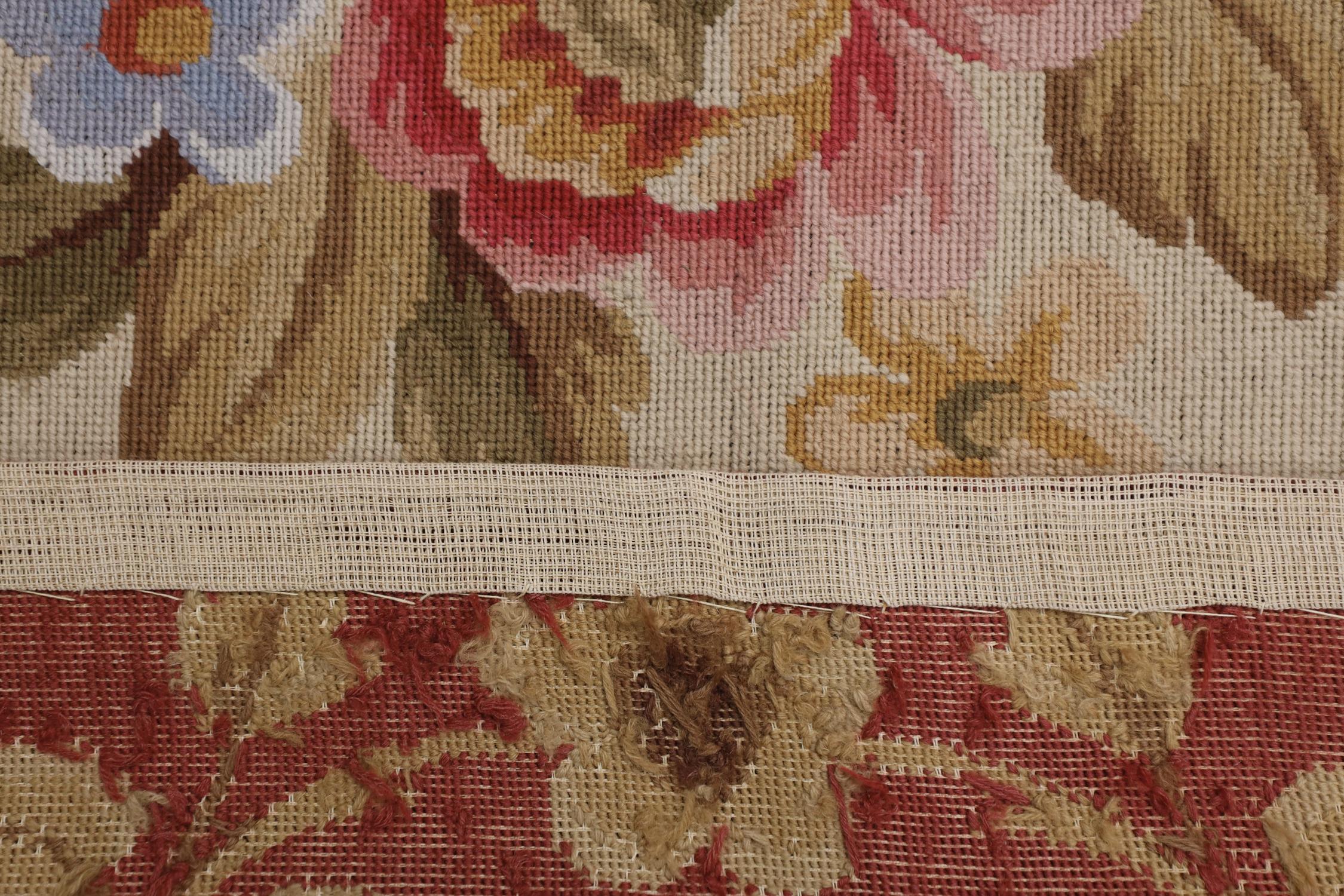 Traditioneller handgefertigter roter Teppich aus Wolle mit geblümter Gobelinstickerei (Handgewebt) im Angebot