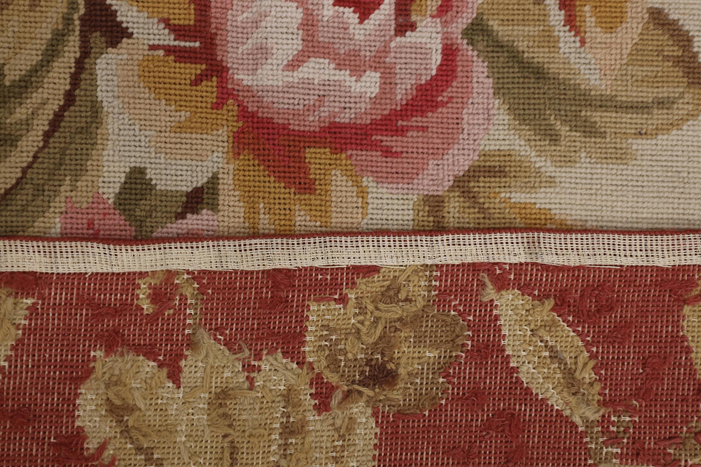 Traditioneller handgefertigter roter Teppich aus Wolle mit geblümter Gobelinstickerei im Zustand „Hervorragend“ im Angebot in Hampshire, GB
