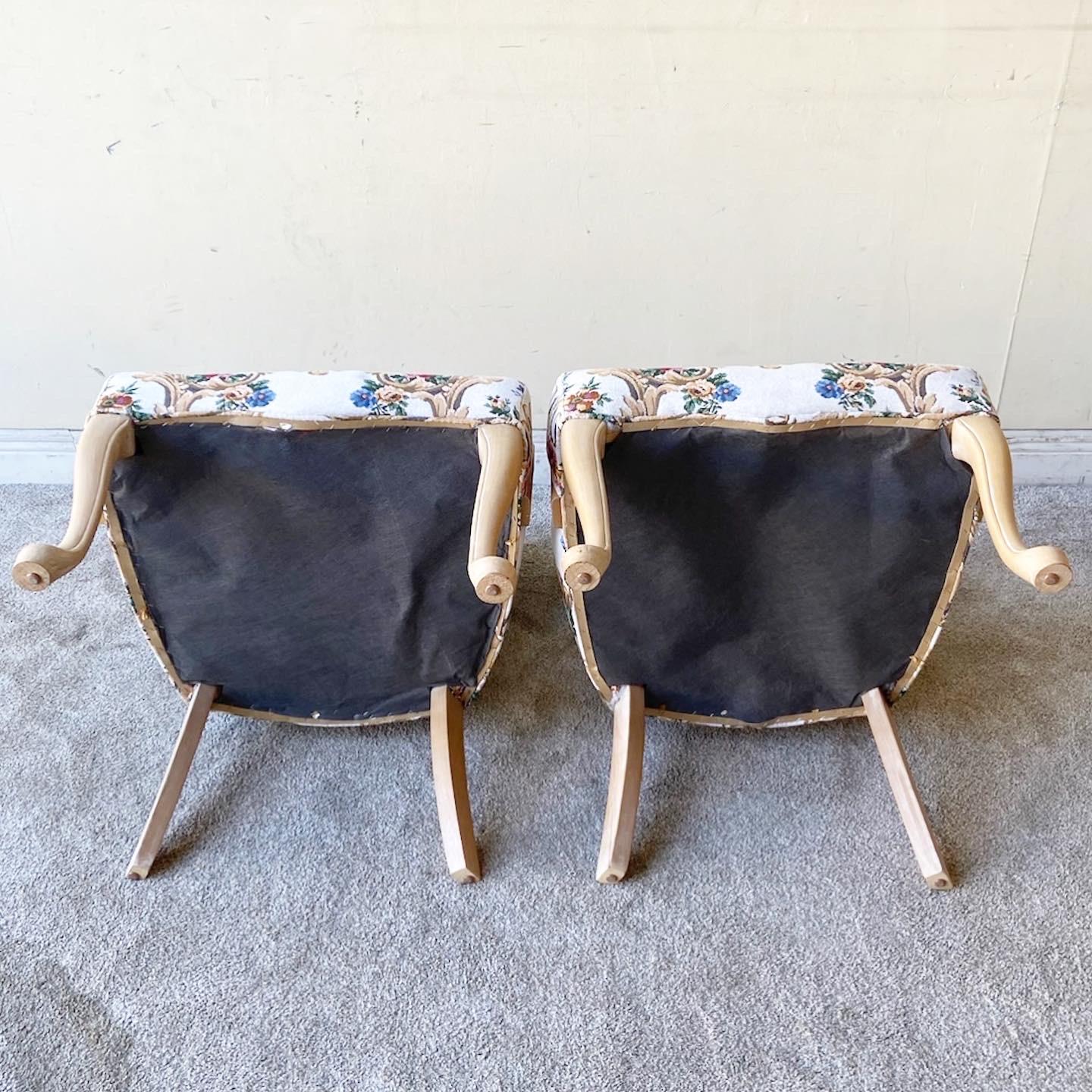 Provincial français Paire de fauteuils en bois à tapisserie florale traditionnelle en vente