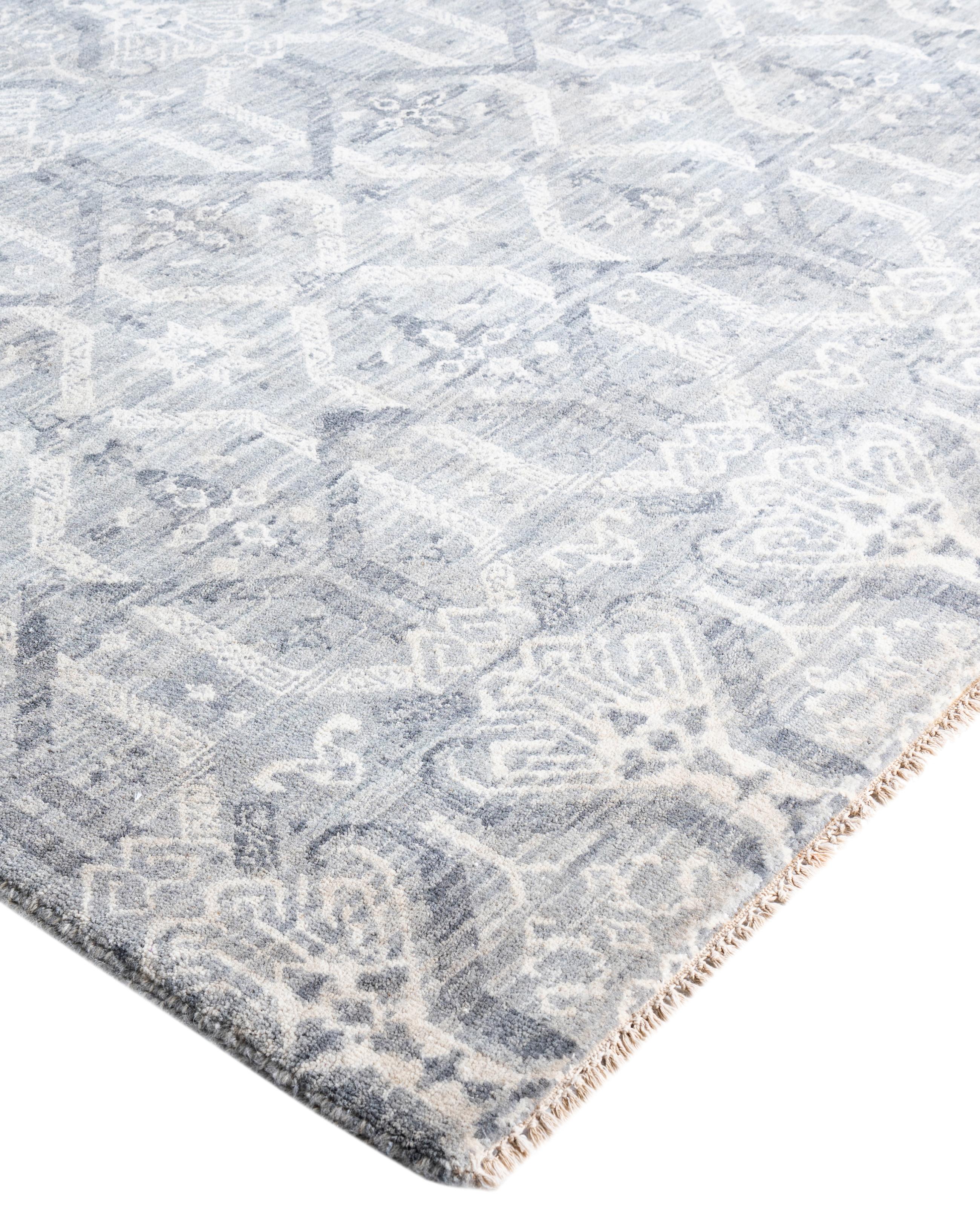 Les tapis kazakhs sont recherchés depuis des générations, leur esthétique unique étant une combinaison captivante d'histoire tribale et d'influence géographique. Les médaillons, les motifs allover et le dessin central, noués à la main de manière