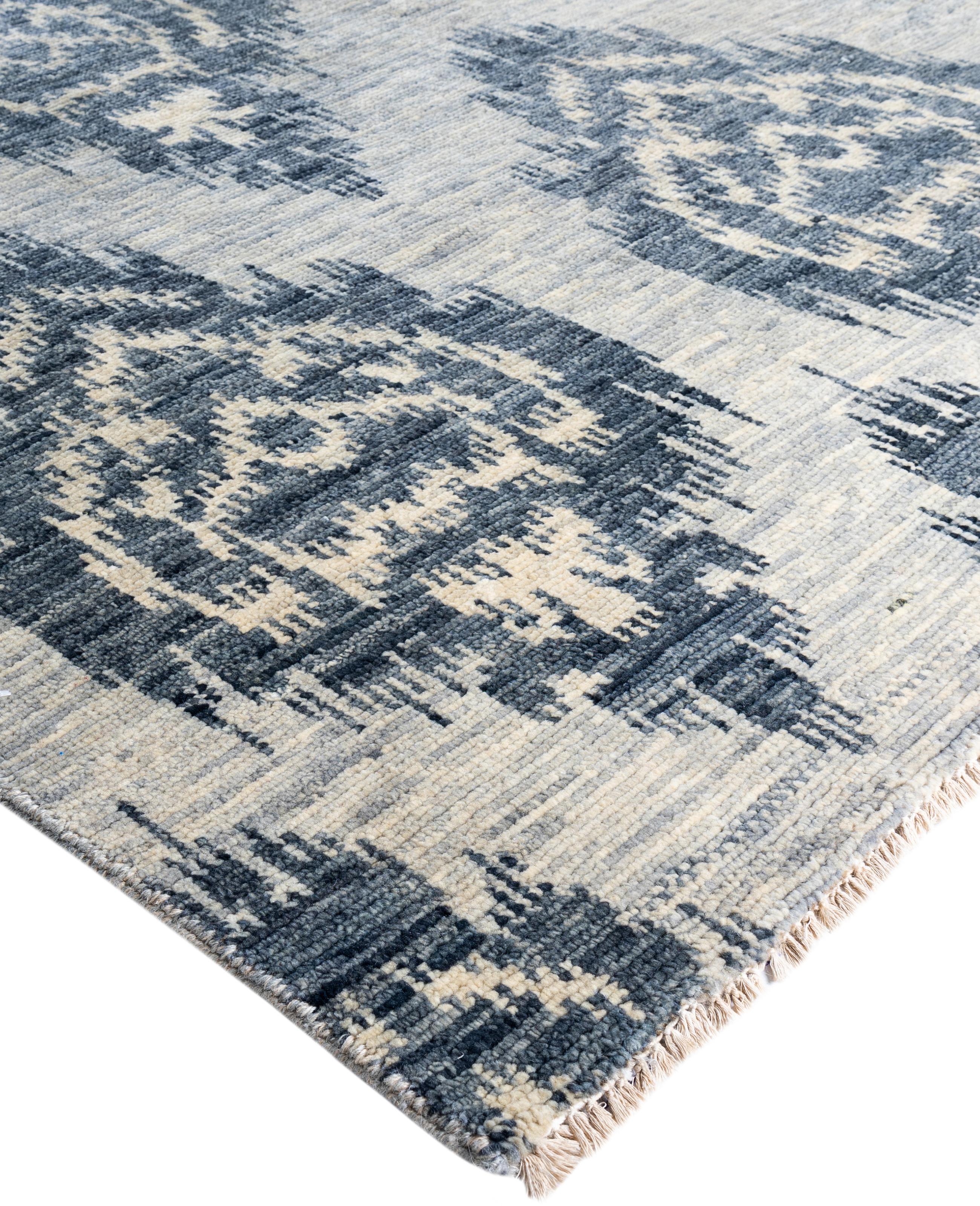 Les tapis kazakhs sont recherchés depuis des générations, leur esthétique unique étant une combinaison captivante d'histoire tribale et d'influence géographique. Les médaillons, les motifs allover et le dessin central, noués à la main de manière