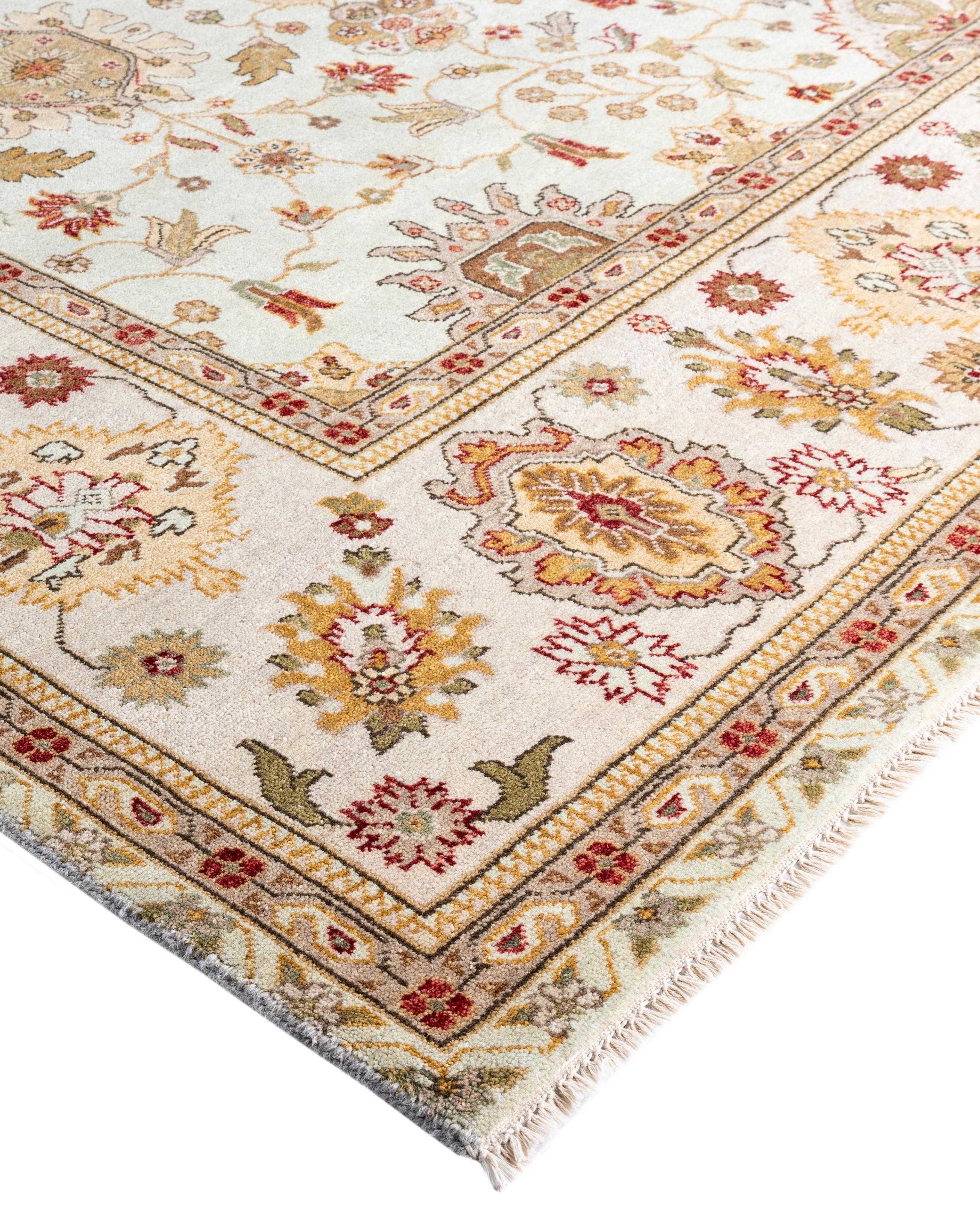 Originaires de ce qui est aujourd'hui la Turquie, il y a plusieurs siècles, les tapis Oushak sont depuis longtemps recherchés pour leurs motifs complexes, leurs couleurs luxuriantes mais subtiles et leur doux lustre. Ces tapis perpétuent cette