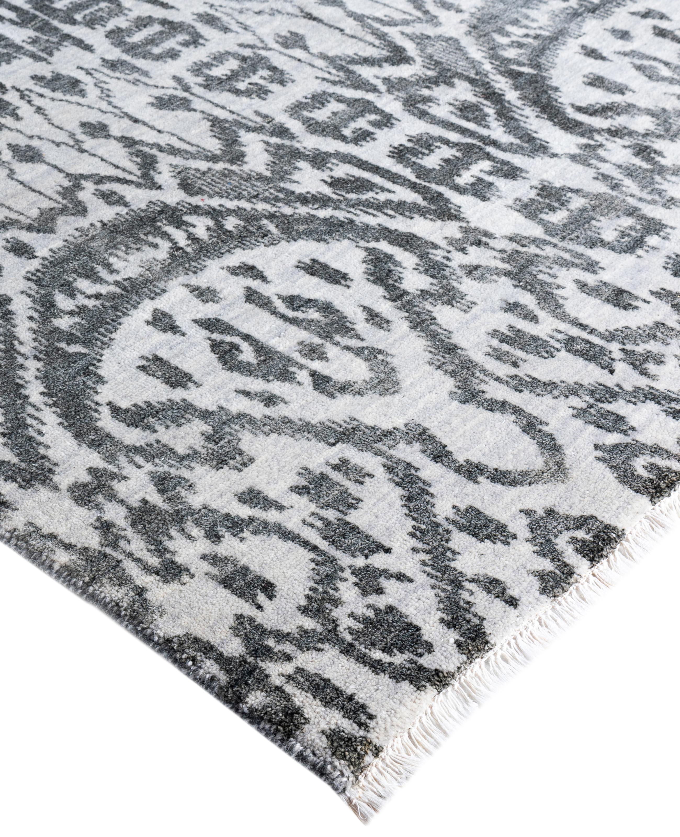 Les tapis kazakhs sont recherchés depuis des générations, leur esthétique unique étant une combinaison captivante d'histoire tribale et d'influence géographique. Les médaillons, les motifs allover et le dessin central, noués à la main de manière