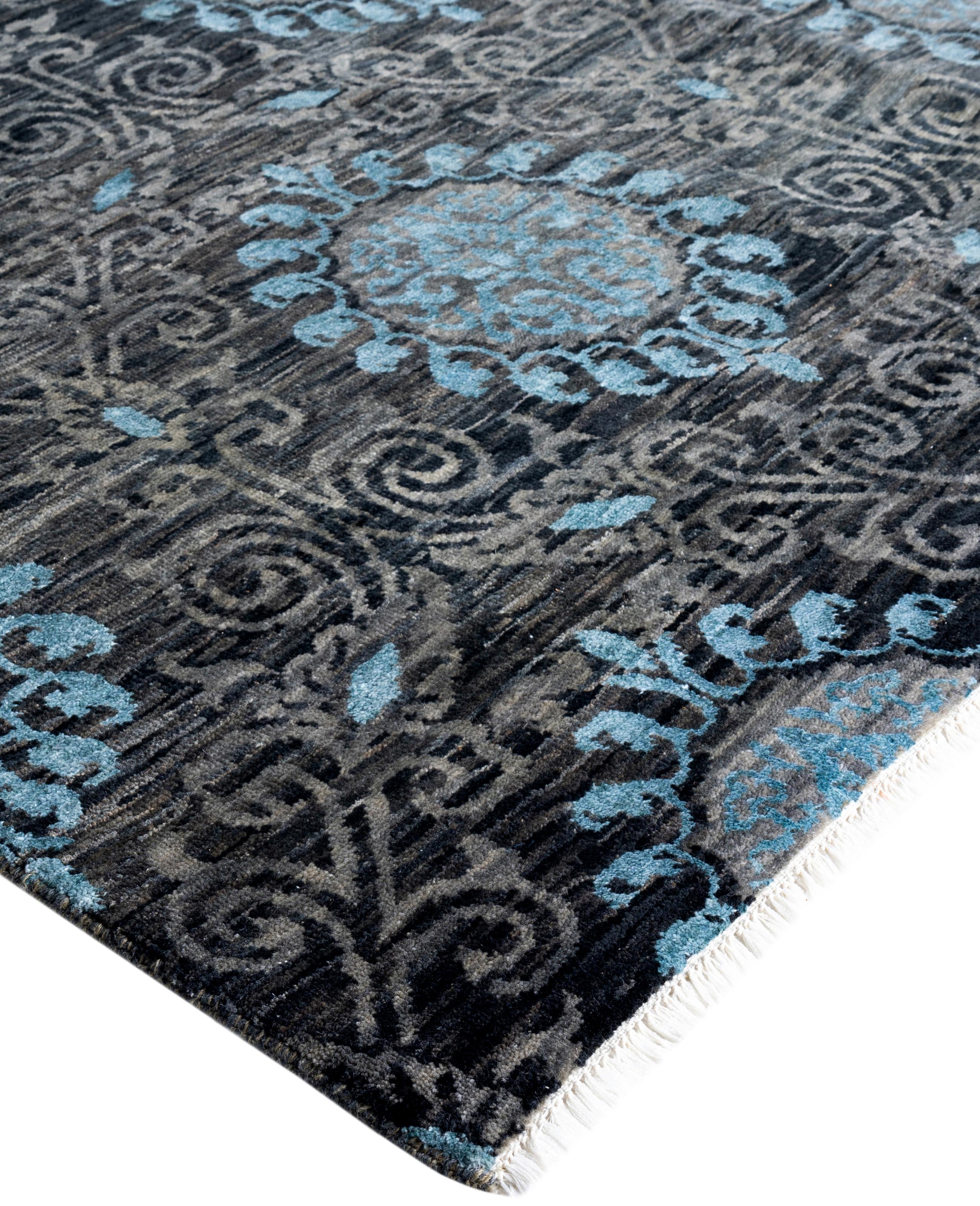 Las alfombras kazak han sido codiciadas durante generaciones, y su estética de diseño único es una cautivadora combinación de historia tribal e influencia geográfica. Intrincadamente anudados a mano con lana, los medallones, los dibujos en toda la