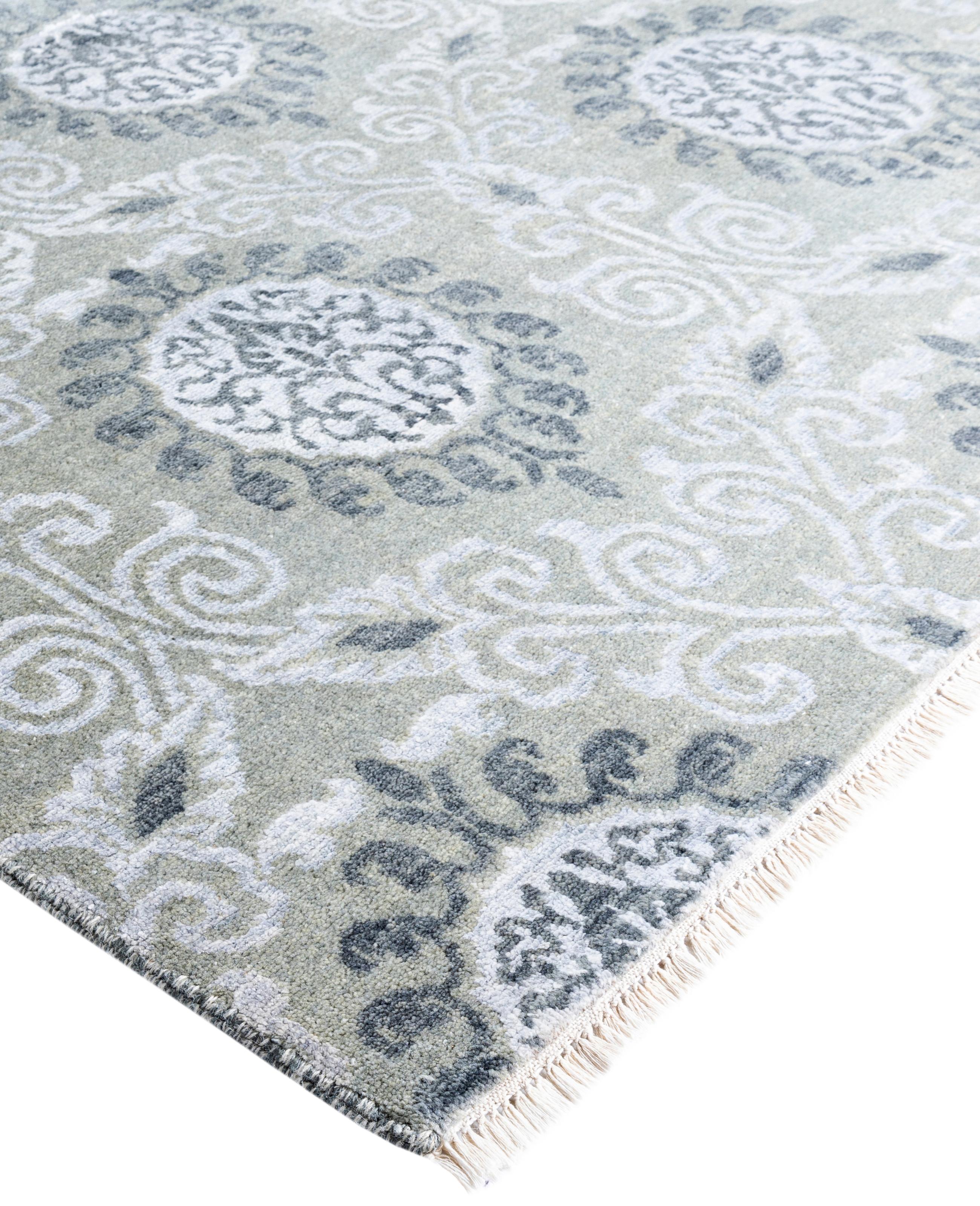 Les tapis kazakhs sont recherchés depuis des générations, leur esthétique unique étant une combinaison captivante d'histoire tribale et d'influence géographique. Les médaillons, les motifs allover et le dessin central, noués à la main de manière
