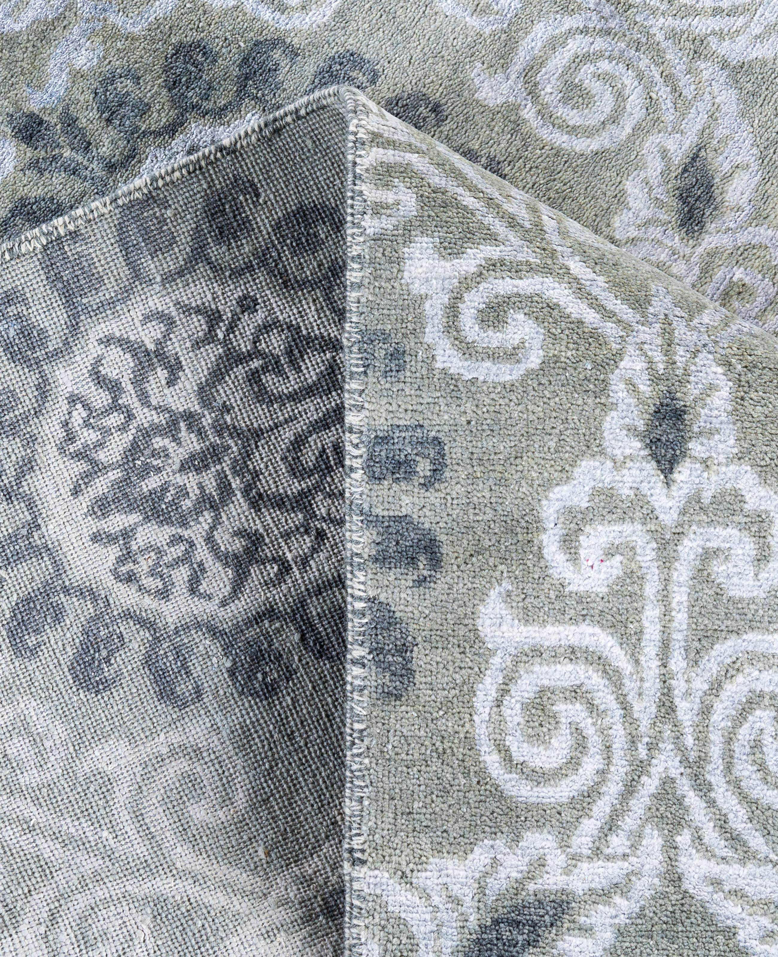 XXIe siècle et contemporain Traditional Floral Wool, Silk Hand Knotted Gray Area Rug 8' 1