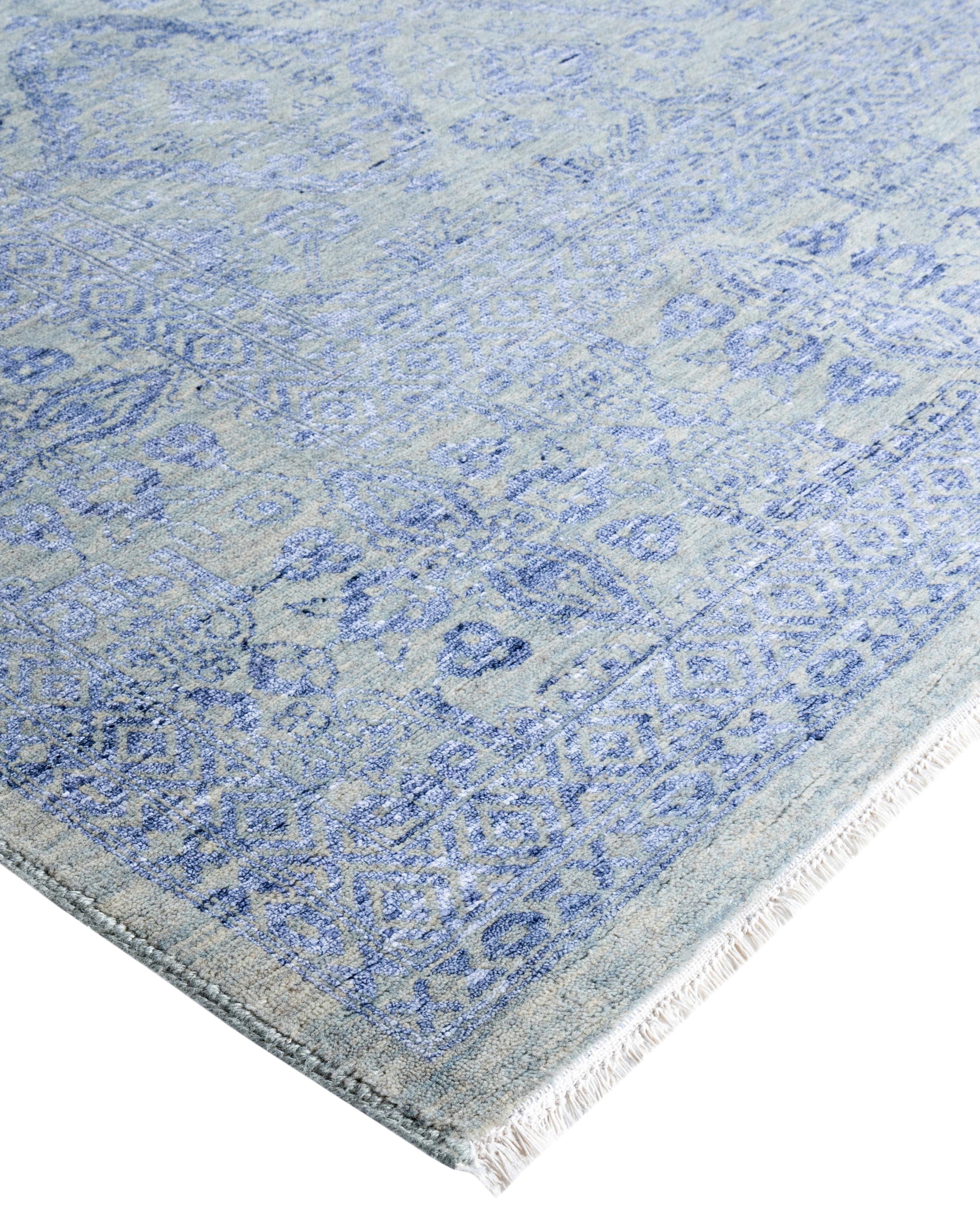 Las alfombras kazak han sido codiciadas durante generaciones, y su estética de diseño único es una cautivadora combinación de historia tribal e influencia geográfica. Intrincadamente anudados a mano con lana, los medallones, los dibujos en toda la