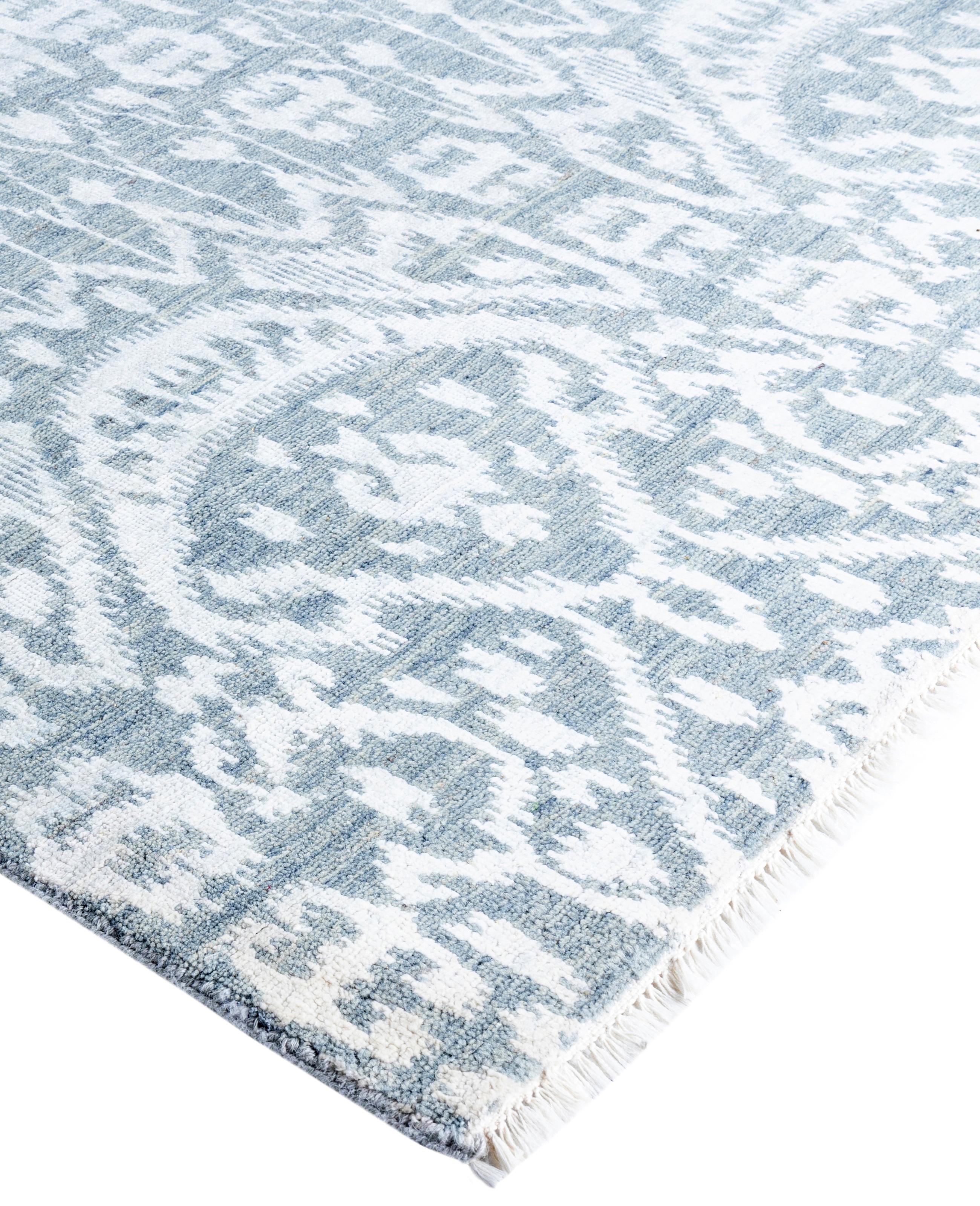 Les tapis kazakhs sont recherchés depuis des générations, leur esthétique unique étant une combinaison captivante d'histoire tribale et d'influence géographique. Les médaillons, les motifs allover et le dessin central, noués à la main de manière