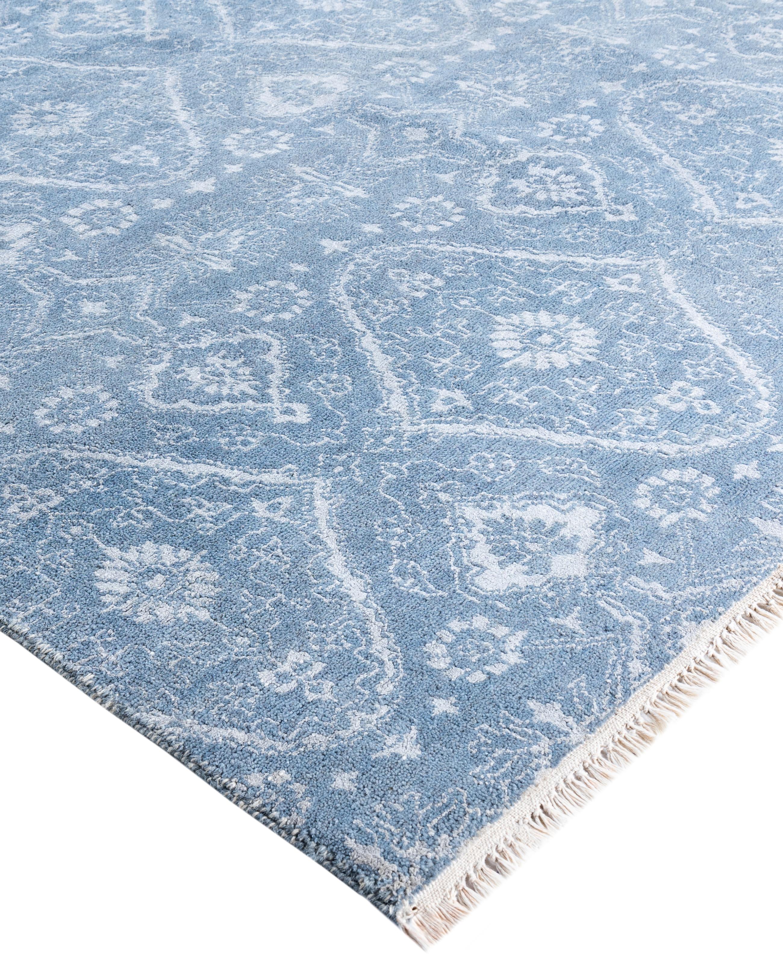 Les tapis kazakhs sont recherchés depuis des générations, leur esthétique unique étant une combinaison captivante d'histoire tribale et d'influence géographique. Les médaillons, les motifs allover et le dessin central, noués à la main de manière