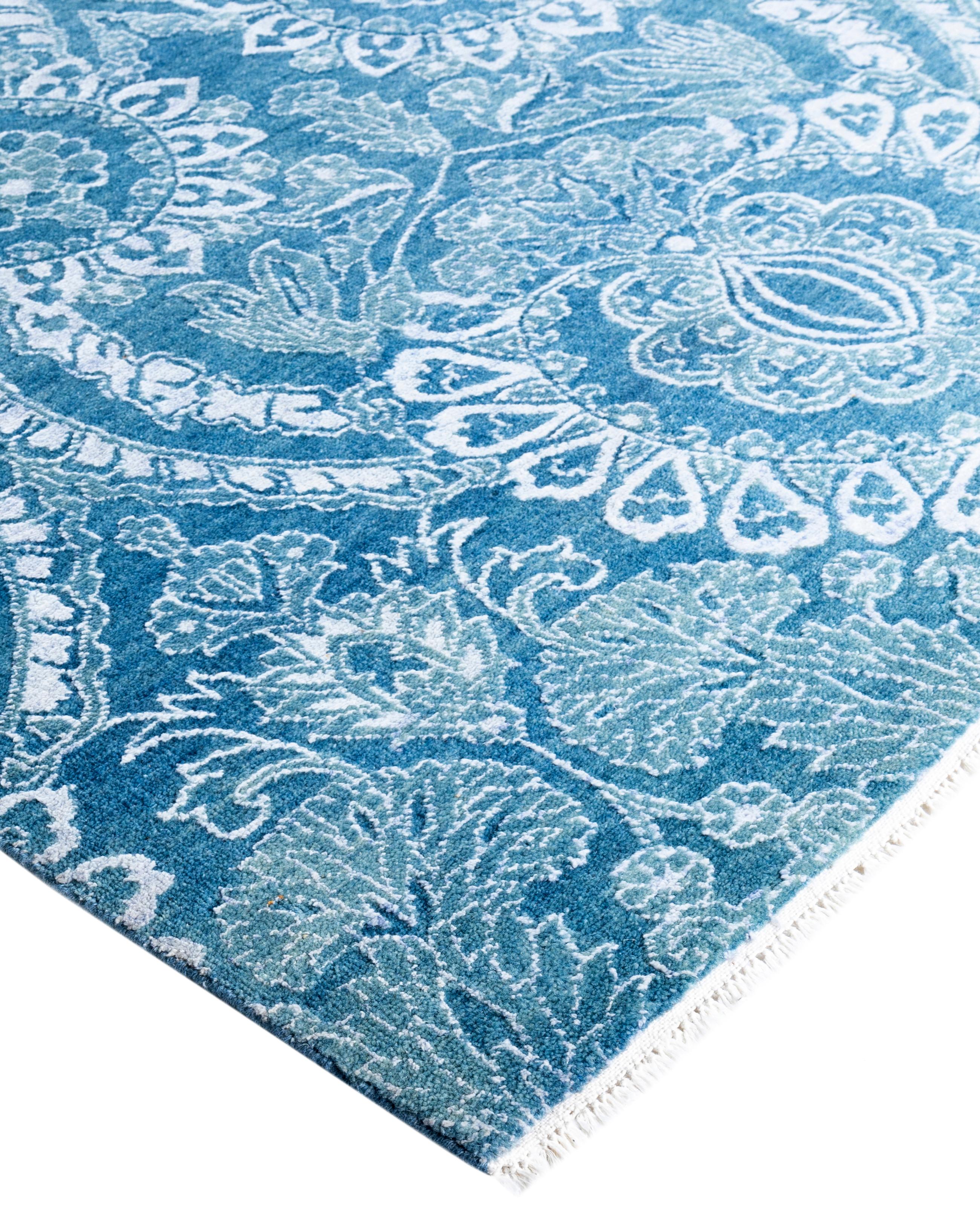 Les tapis kazakhs sont recherchés depuis des générations, leur esthétique unique étant une combinaison captivante d'histoire tribale et d'influence géographique. Les médaillons, les motifs allover et le dessin central, noués à la main de manière