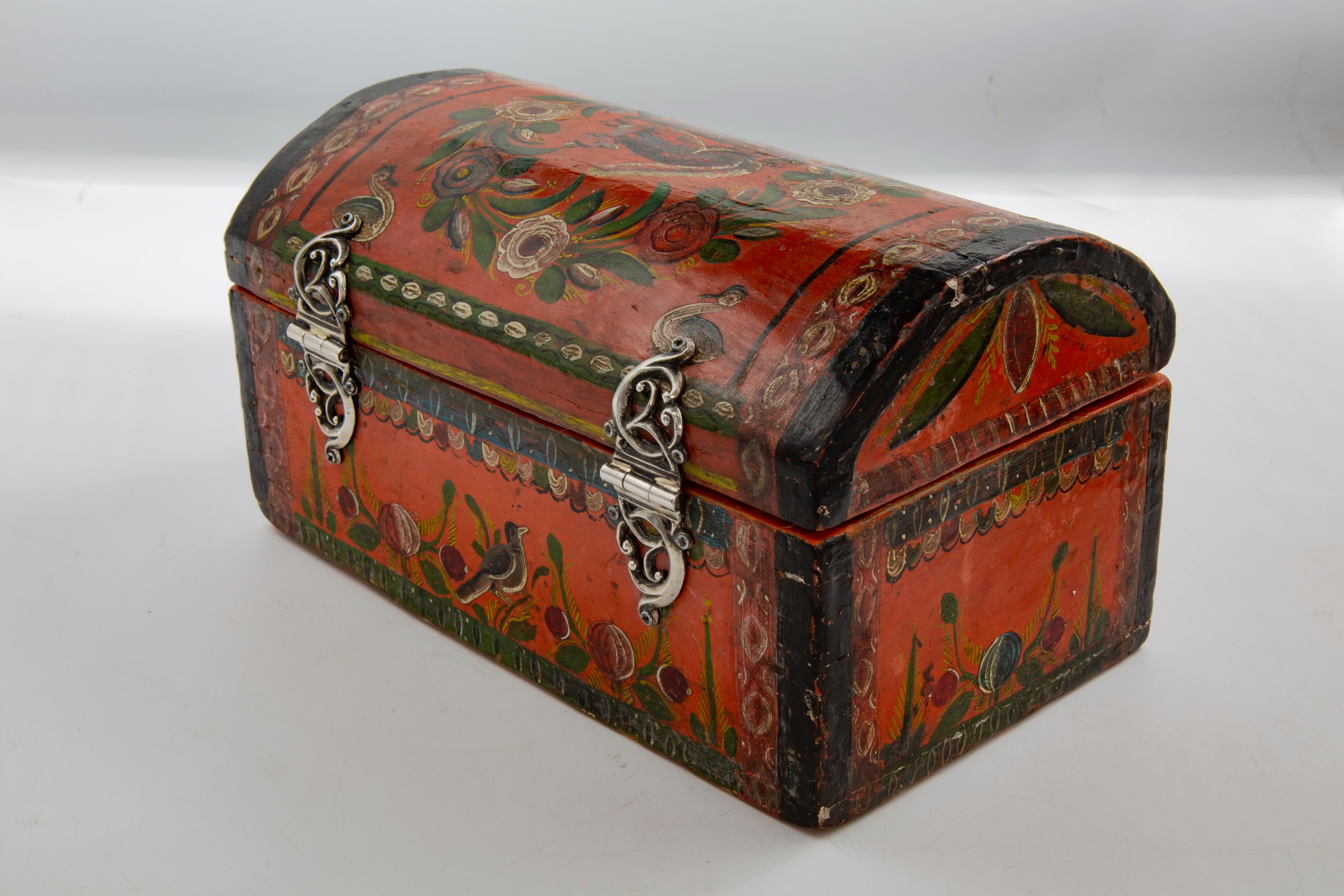 This hand painted box is representative of a technique
typical of the Olinalá region, in the state of Guerrero in the
South of Mexico.
Guerrero is the most important lacquer production center
in the country known as 