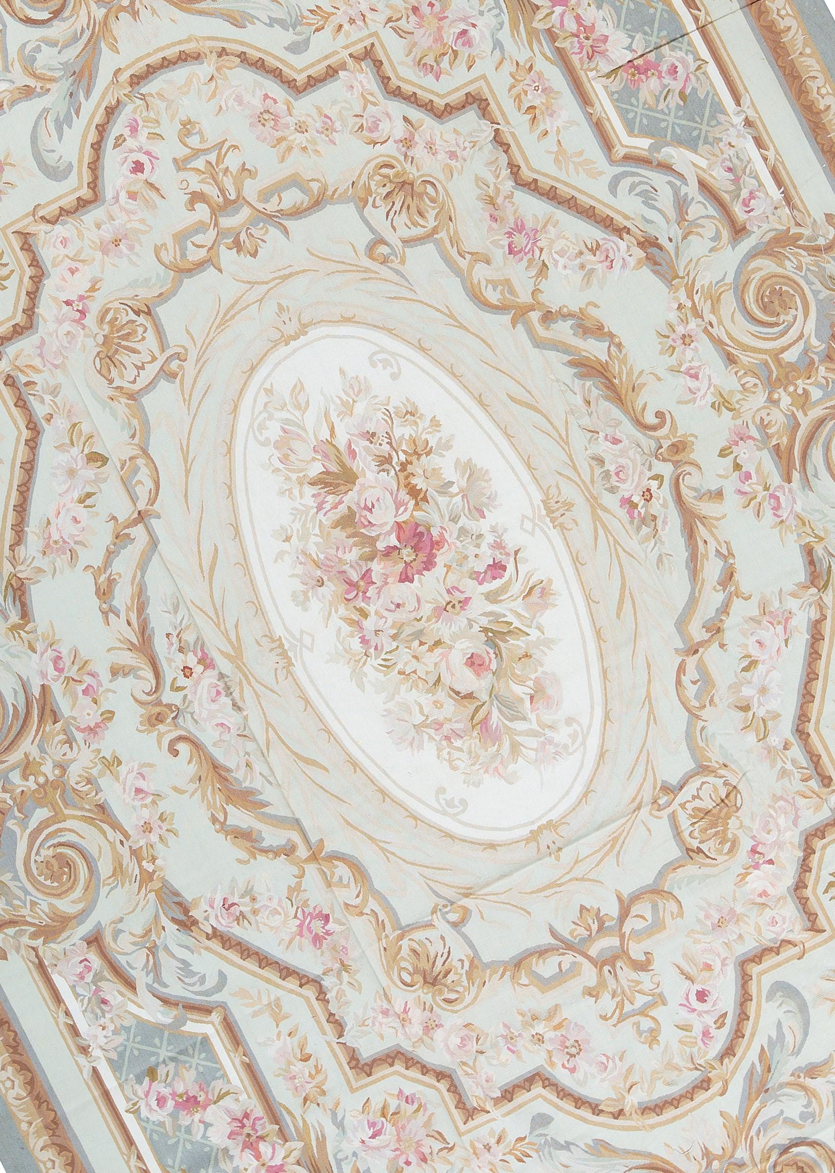 Handgewebte Nachbildung der klassischen französischen Flachgewebe-Aubusson-Teppiche, die seit dem späten 17. Jahrhundert in den schönsten Häusern und Palästen zu finden sind. Größe: 10' x 14' 2''.