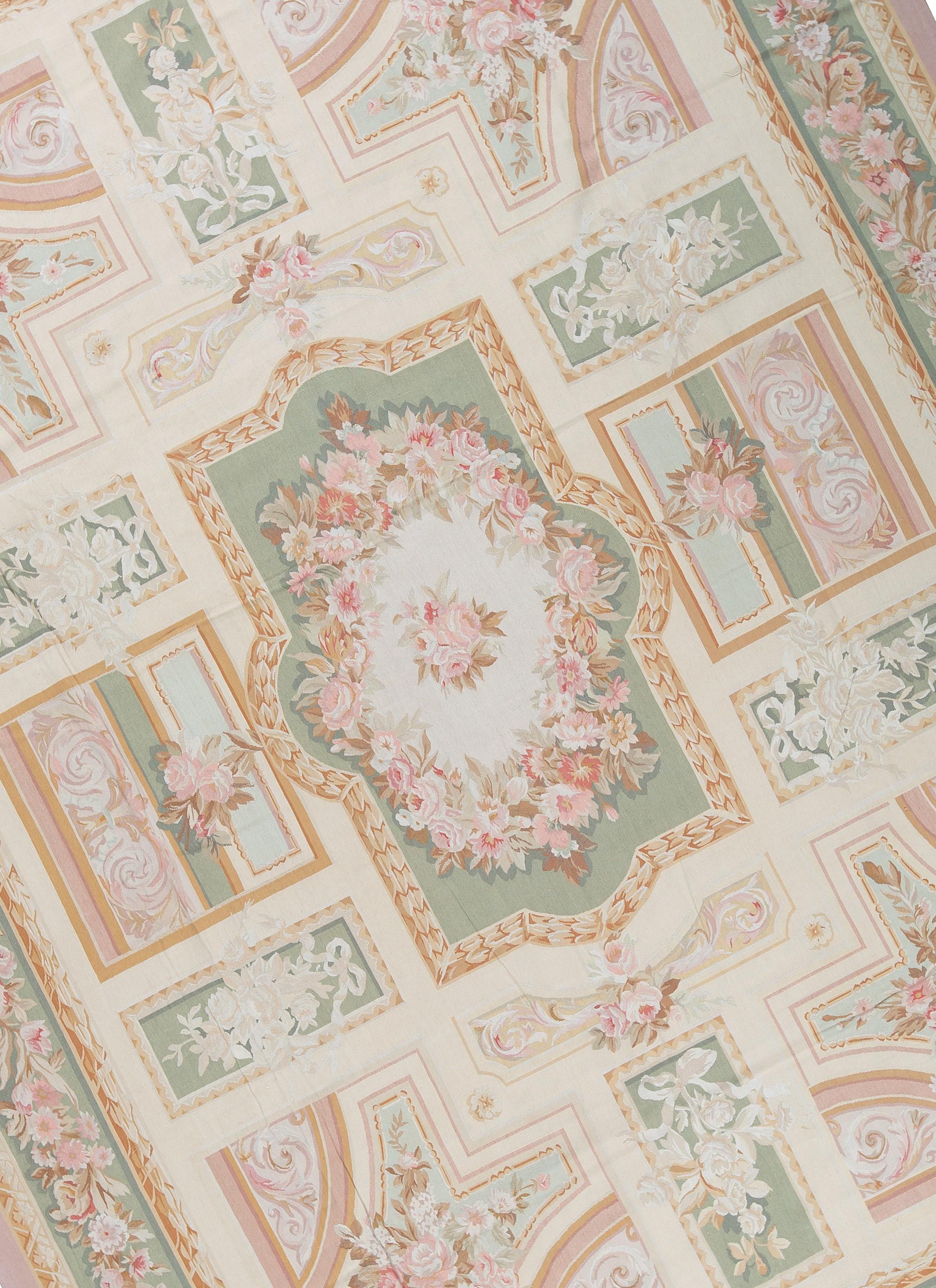 Recréation tissée à la main du classique tapis français d'Aubusson à tissage plat que l'on trouve dans les plus belles maisons et palais depuis la fin du 17e siècle. Taille 11' x 16' 2