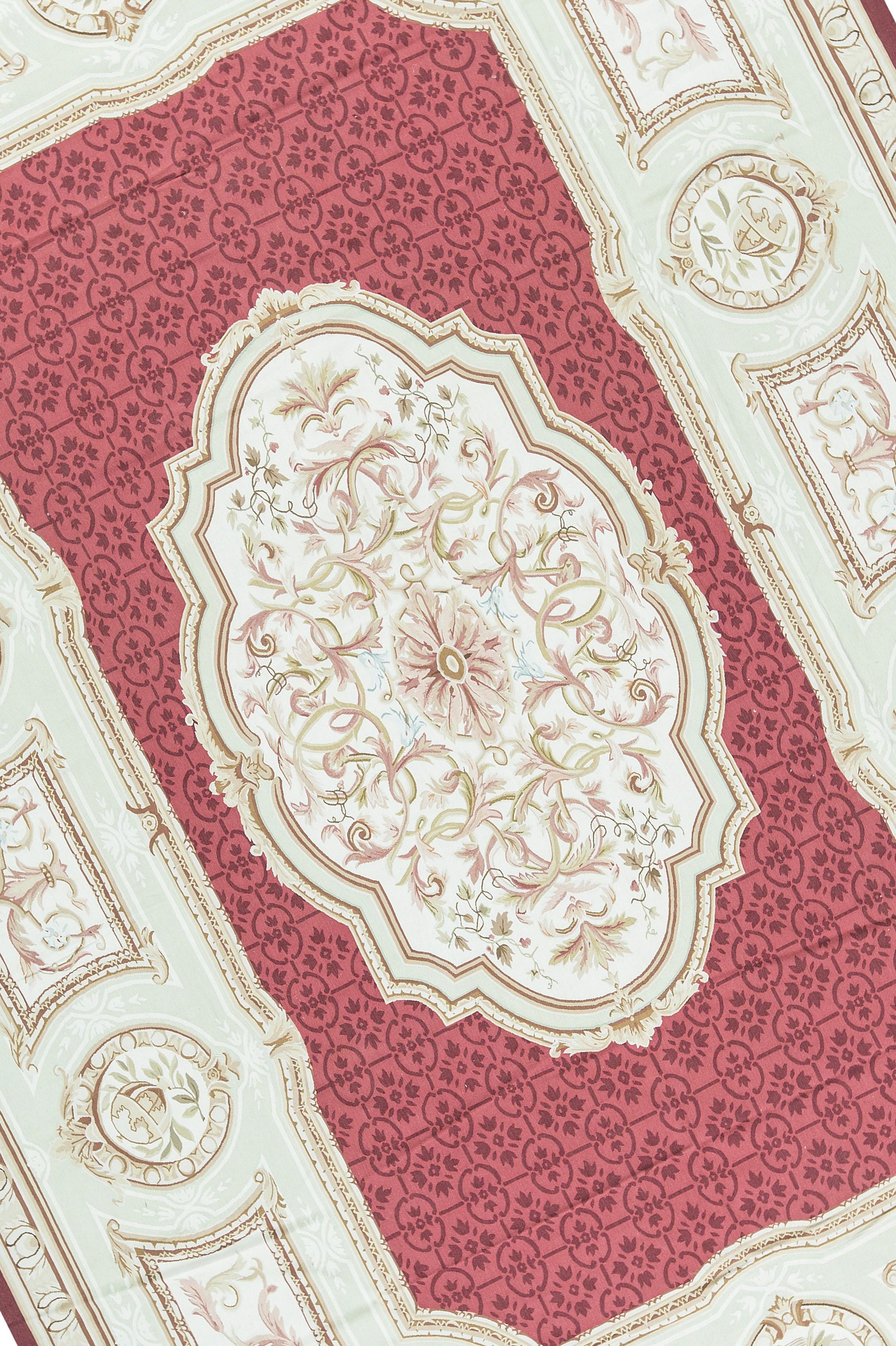 Recréation tissée à la main du classique tapis français d'Aubusson à tissage plat que l'on trouve dans les maisons et les palais les plus raffinés depuis la fin du XVIIe siècle. Taille 11' 11
