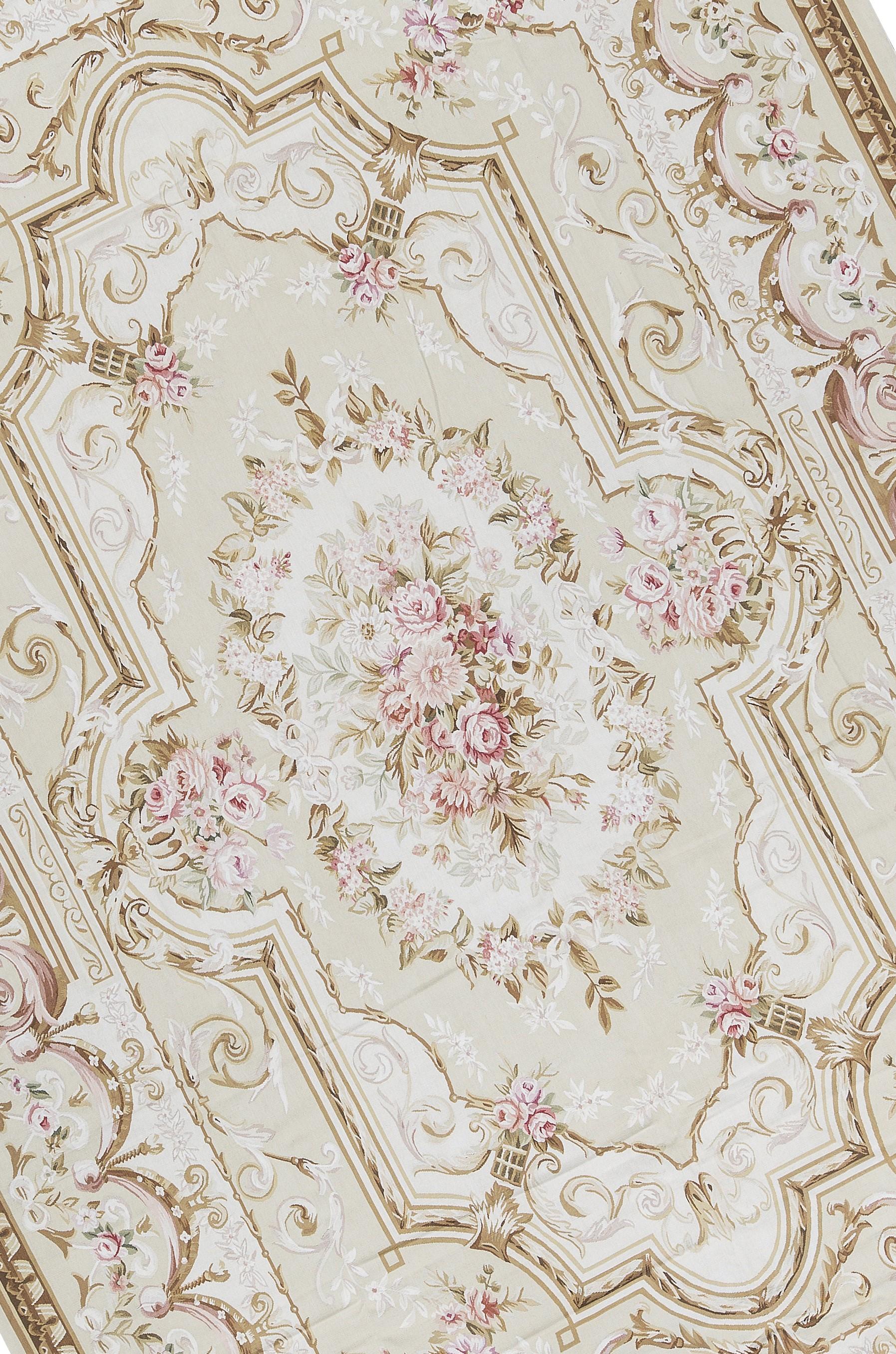 Recréation tissée à la main des tapis français classiques à tissage plat d'Aubusson que l'on trouve dans les plus belles demeures et les plus beaux palais depuis la fin du XVIIe siècle. Taille 10' 10'' x 16' 3''.