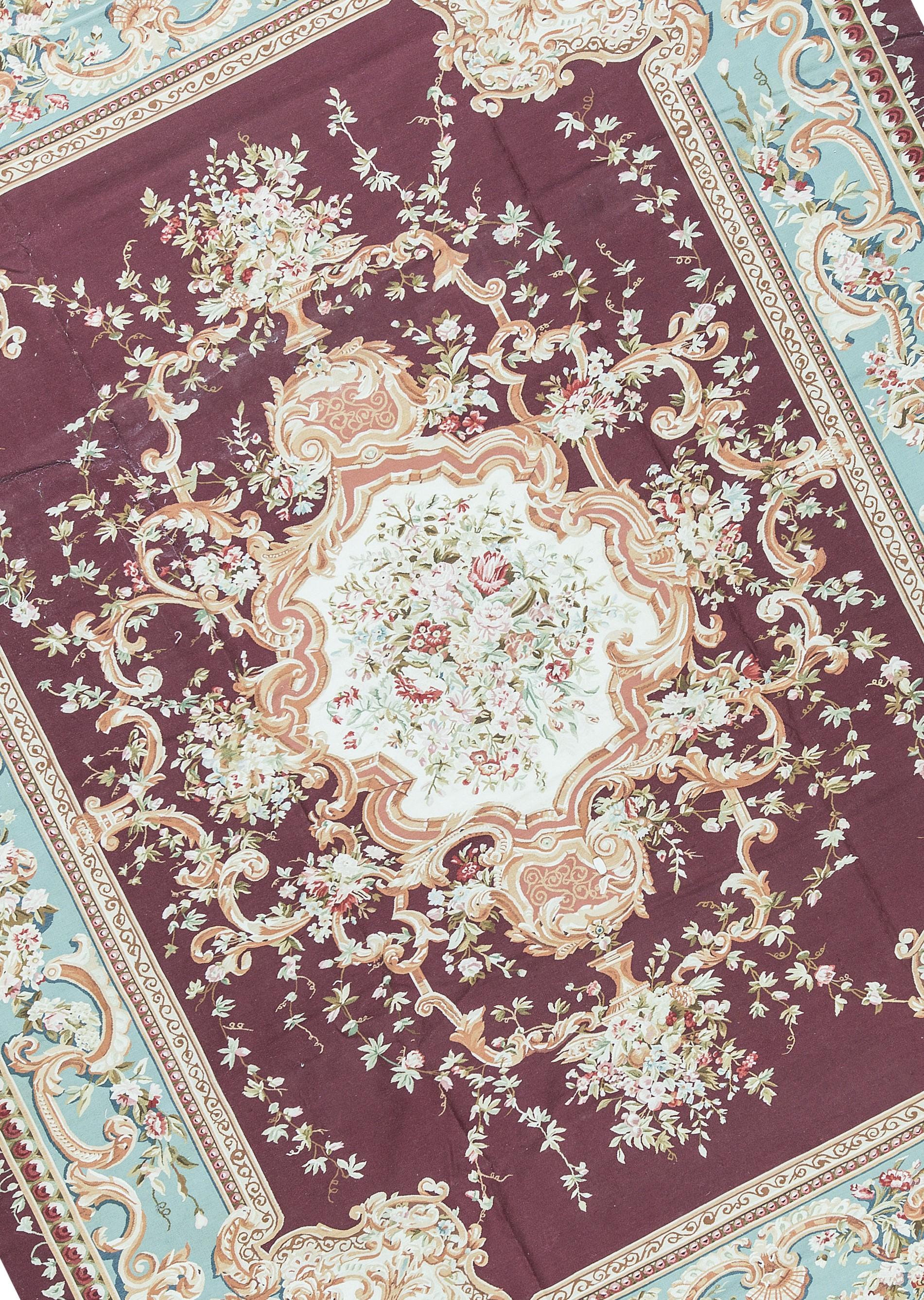 Handgewebte Nachbildung der klassischen französischen Flachgewebe-Aubusson-Teppiche, die seit dem späten 17. Jahrhundert in den schönsten Häusern und Palästen zu finden sind. Größe: 11' 1'' x 15' 5''.