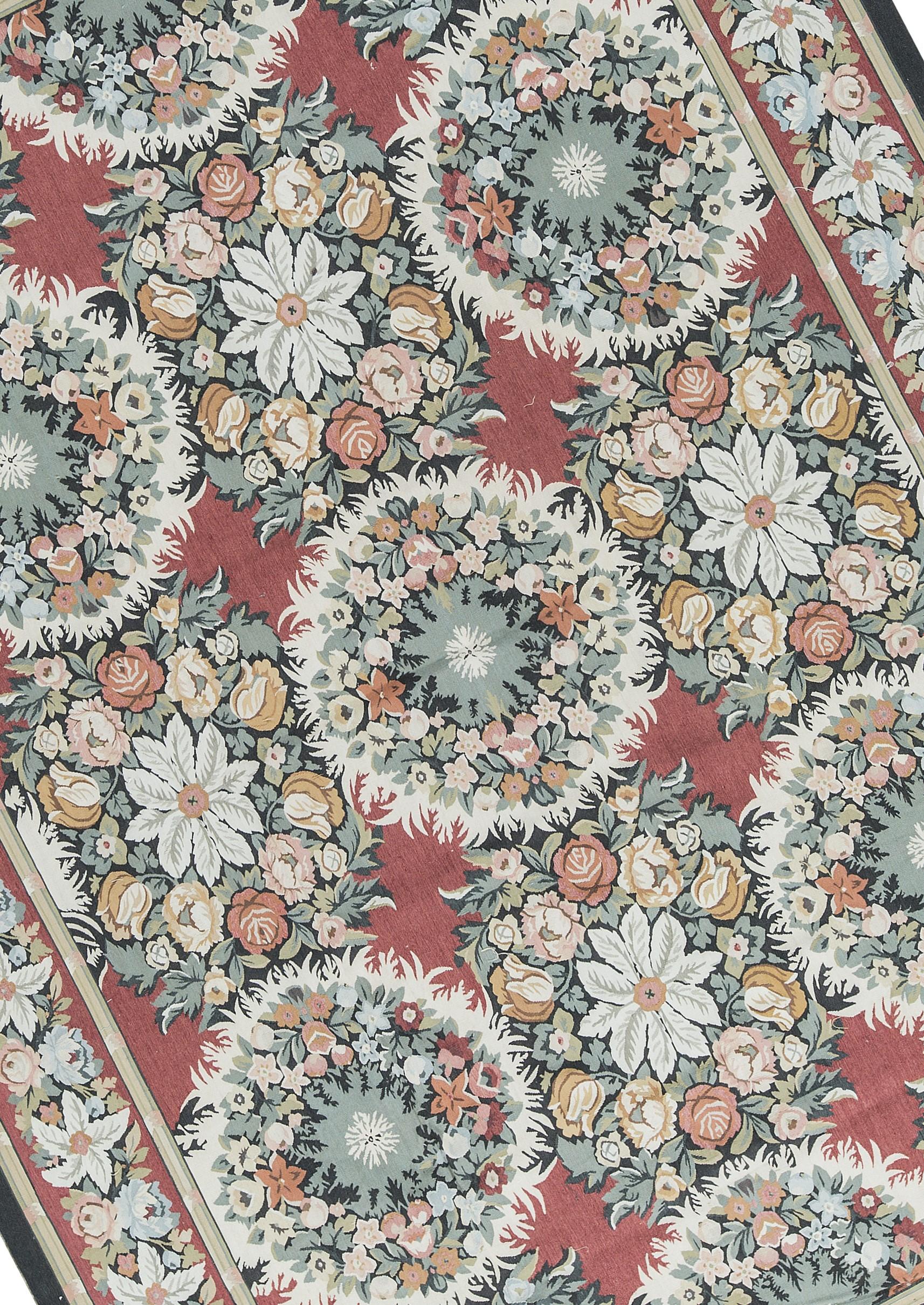 Recréation tissée à la main des tapis français classiques à tissage plat d'Aubusson que l'on trouve dans les plus belles demeures et les plus beaux palais depuis la fin du XVIIe siècle. Taille : 9' 10'' x 14'.