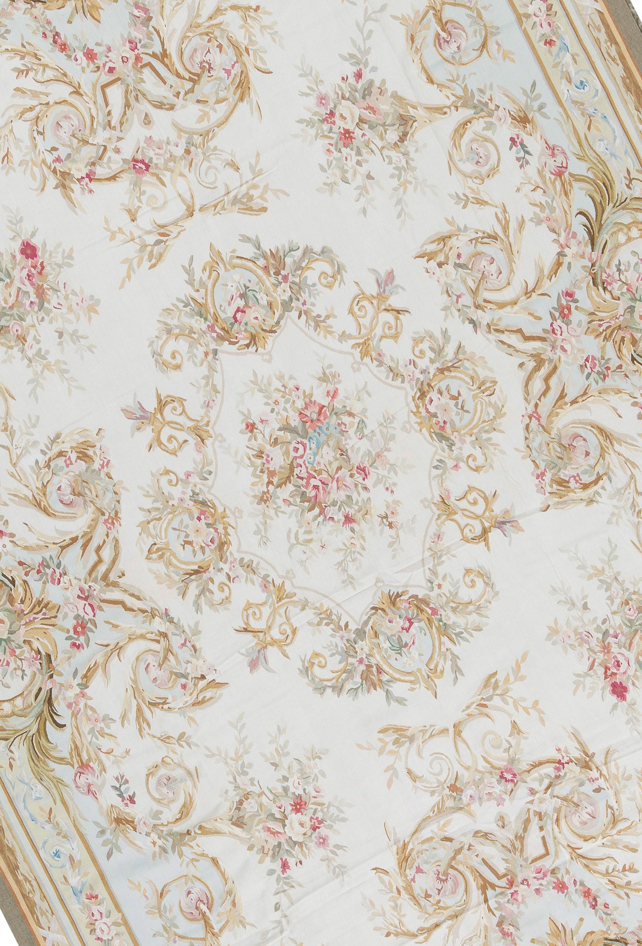 Handgewebte Nachbildung der klassischen französischen Aubusson-Teppiche in Flachgewebe, die seit dem späten 17. Jahrhundert in den schönsten Häusern und Palästen zu finden sind. Größe: 11' 1'' x 16' 3''.