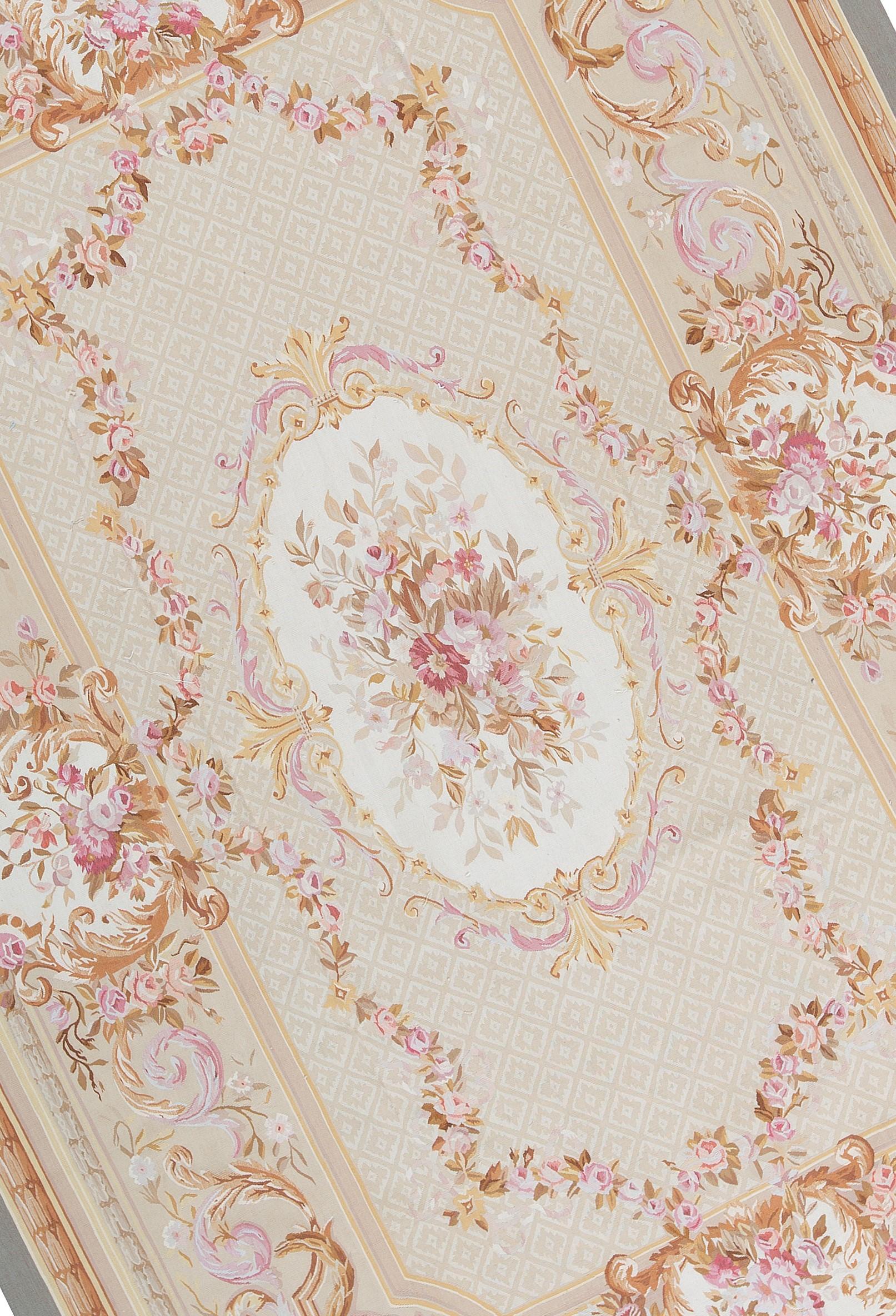 Recréation tissée à la main des tapis d'Aubusson classiques français à tissage plat que l'on trouve dans les maisons et les palais les plus raffinés depuis la fin du XVIIe siècle. Taille : 9' 9'' x 14' 1''.