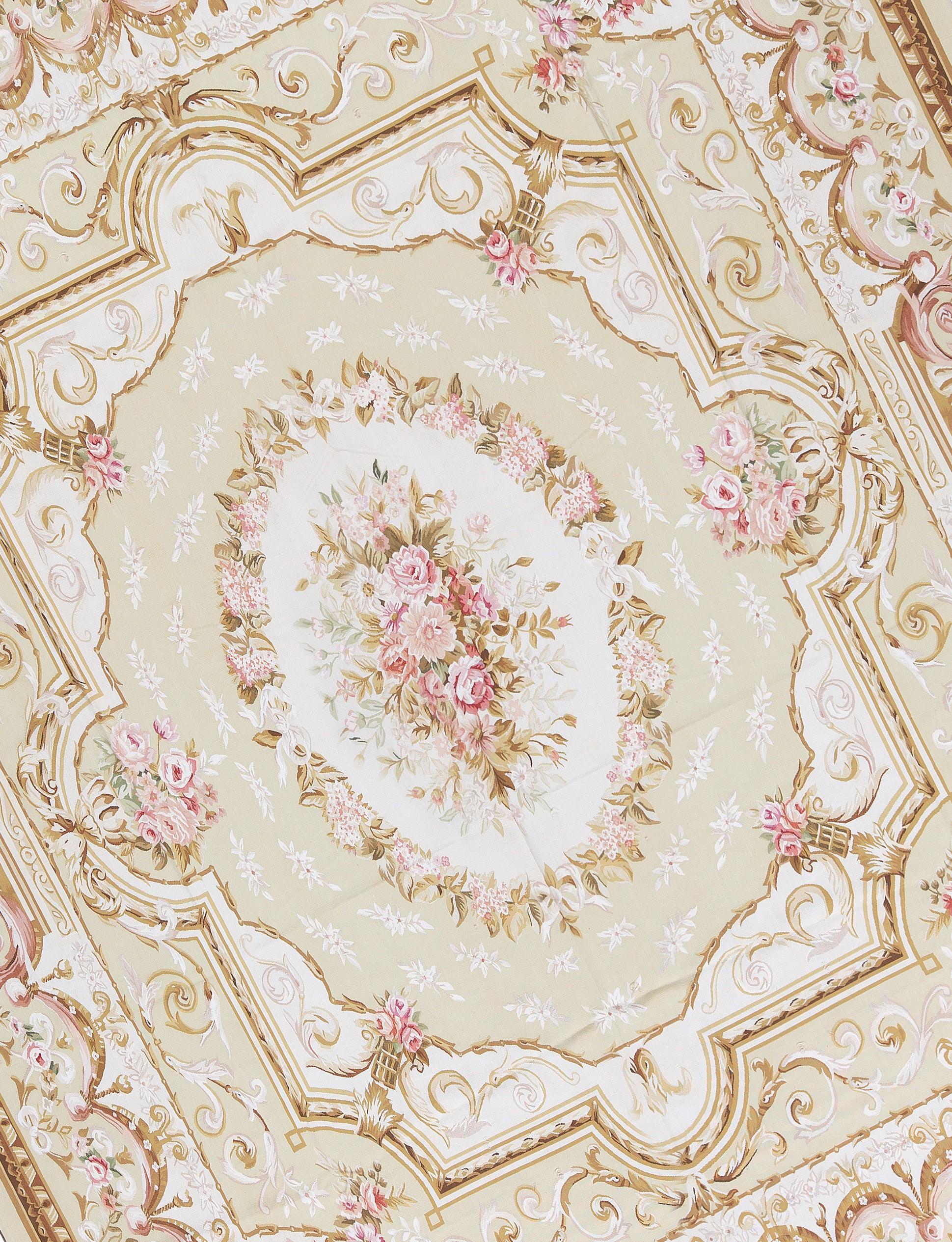 Recréation tissée à la main des tapis d'Aubusson classiques français à tissage plat que l'on trouve dans les maisons et les palais les plus raffinés depuis la fin du XVIIe siècle. Taille : 14' 9'' x 16' 9''.