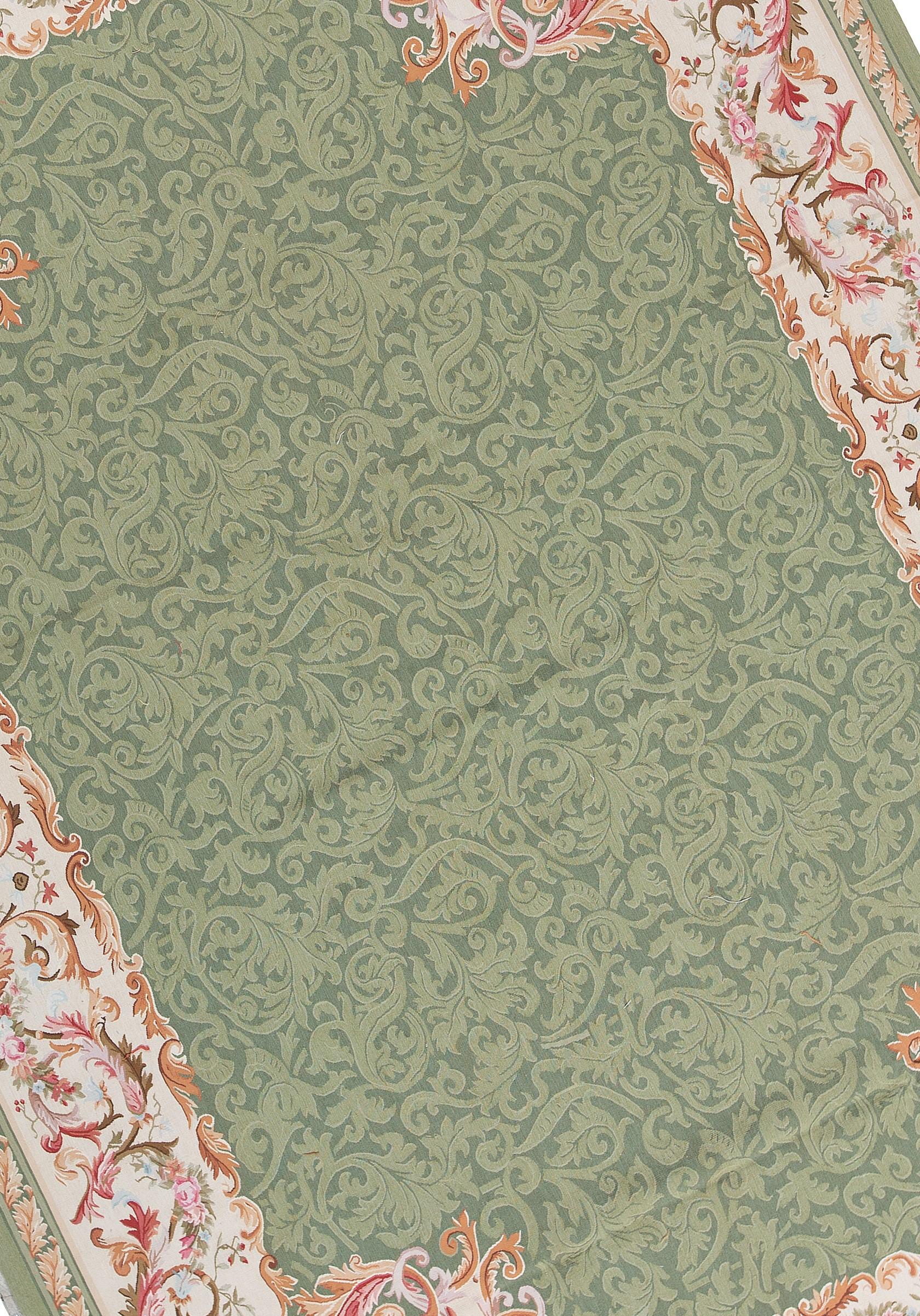 Recréation tissée à la main des tapis français classiques à tissage plat d'Aubusson que l'on trouve dans les plus belles demeures et les plus beaux palais depuis la fin du XVIIe siècle. Taille 9' 11'' x 14' 4''.