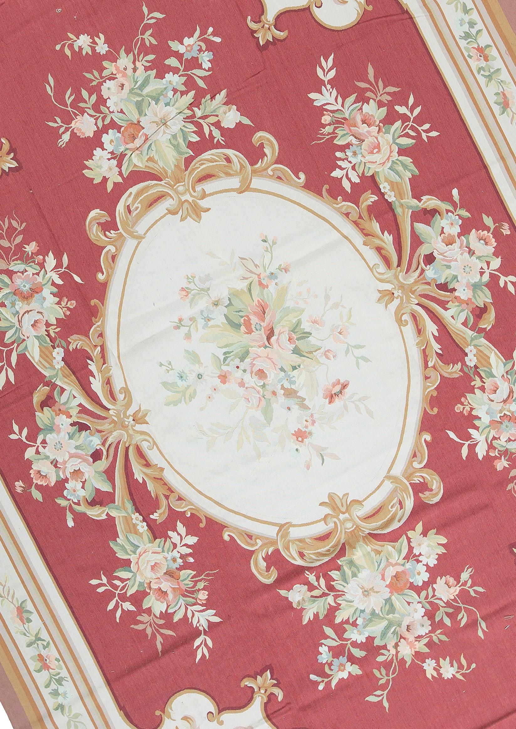 Recréation tissée à la main des tapis français classiques à tissage plat d'Aubusson que l'on trouve dans les plus belles demeures et les plus beaux palais depuis la fin du XVIIe siècle. Taille : 10' x 13'10''.