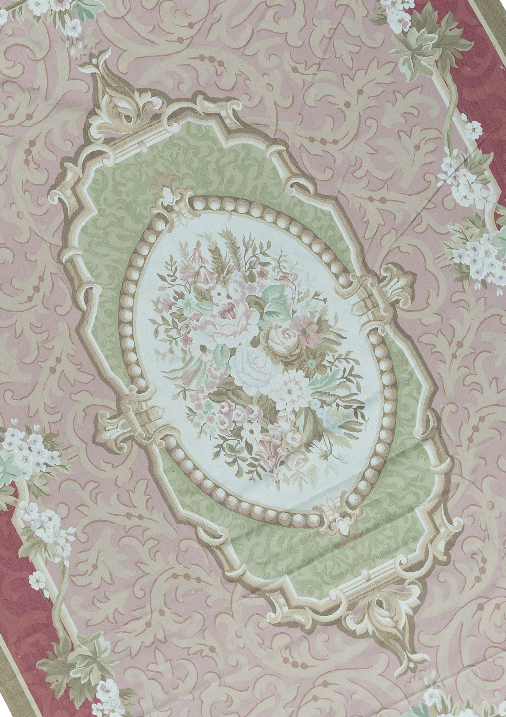 Handgewebte Nachbildung der klassischen französischen Aubusson-Teppiche in Flachgewebe, die seit dem späten 17. Jahrhundert in den schönsten Häusern und Palästen zu finden sind. Größe 10' 1'' x 14' 3''.