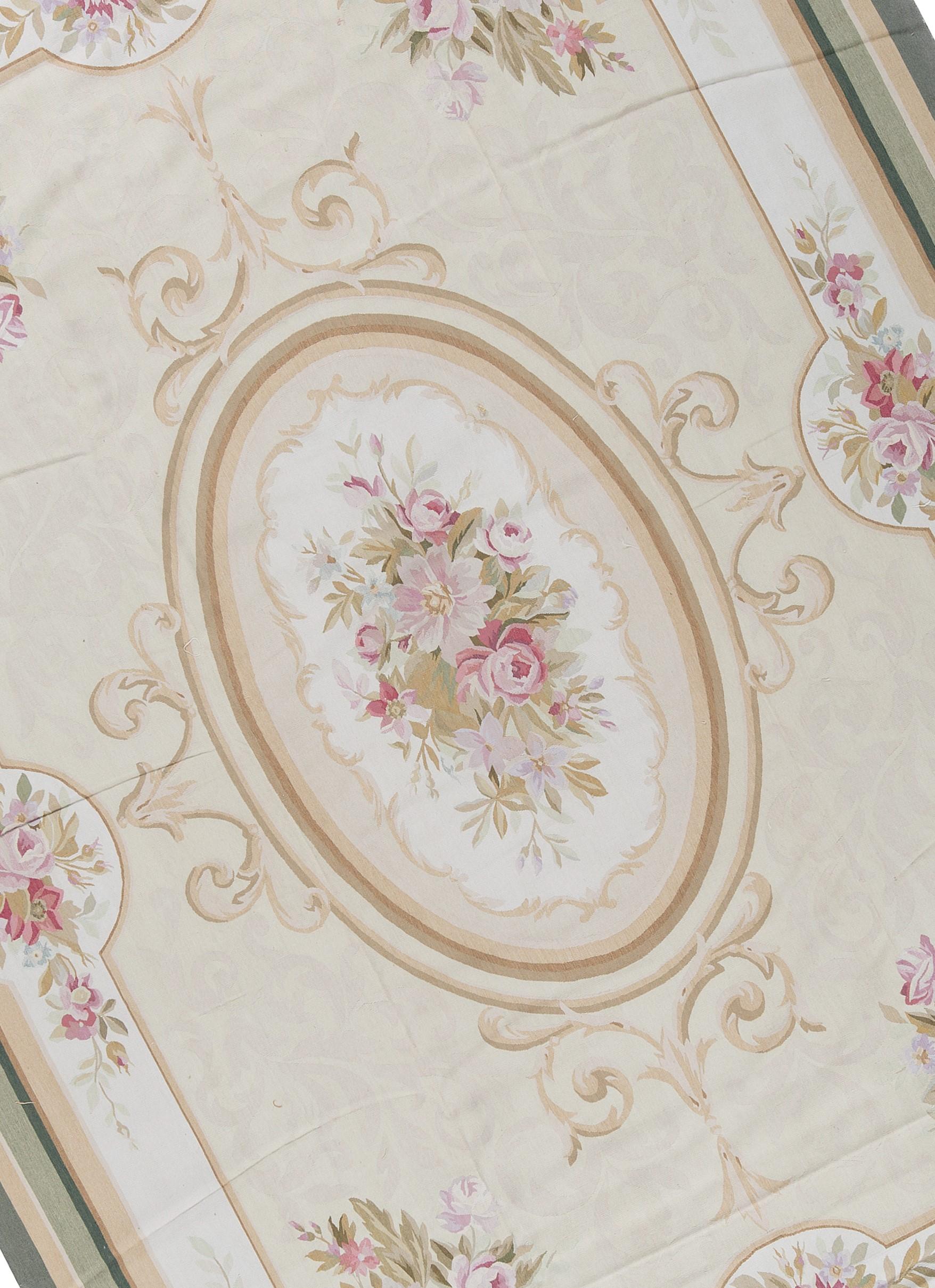 Recréation tissée à la main des tapis d'Aubusson classiques français à tissage plat que l'on trouve dans les maisons et les palais les plus raffinés depuis la fin du XVIIe siècle. Taille : 10' x 14'.