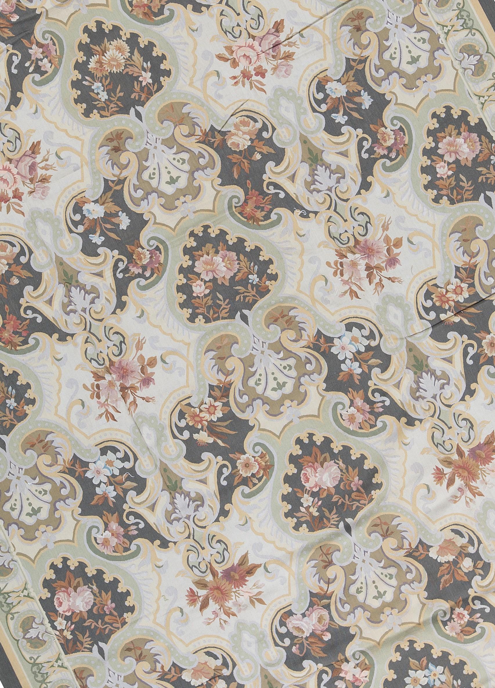 Recréation tissée à la main des tapis français classiques à tissage plat d'Aubusson, que l'on trouve dans les plus belles demeures et les plus beaux palais depuis la fin du XVIIe siècle. Taille 10' x 13' 9