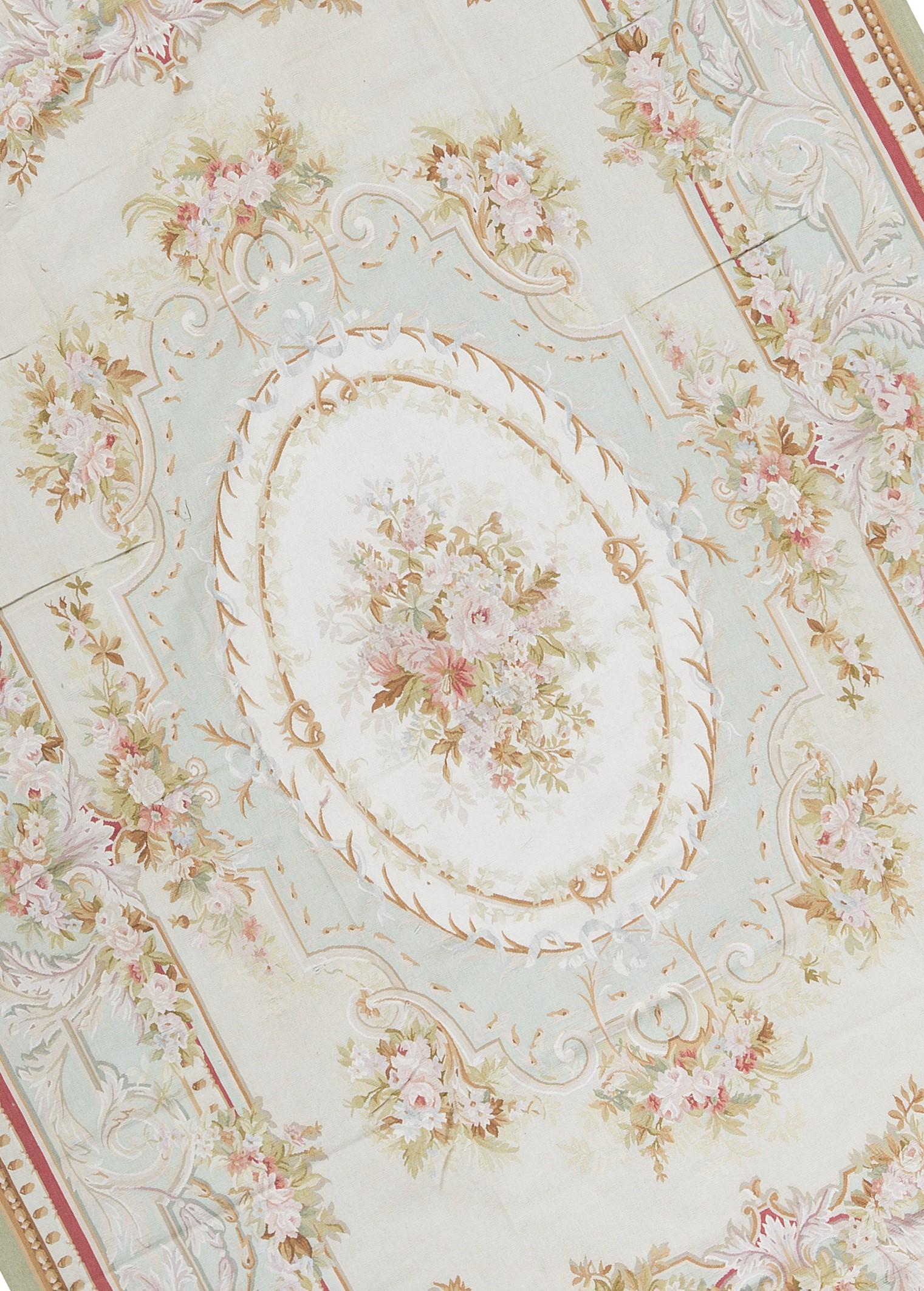 Handgewebte Nachbildung der klassischen französischen Aubusson-Teppiche in Flachgewebe, die seit dem späten 17. Jahrhundert in den schönsten Häusern und Palästen zu finden sind. Größe 8' 11'' x 12' 2''.