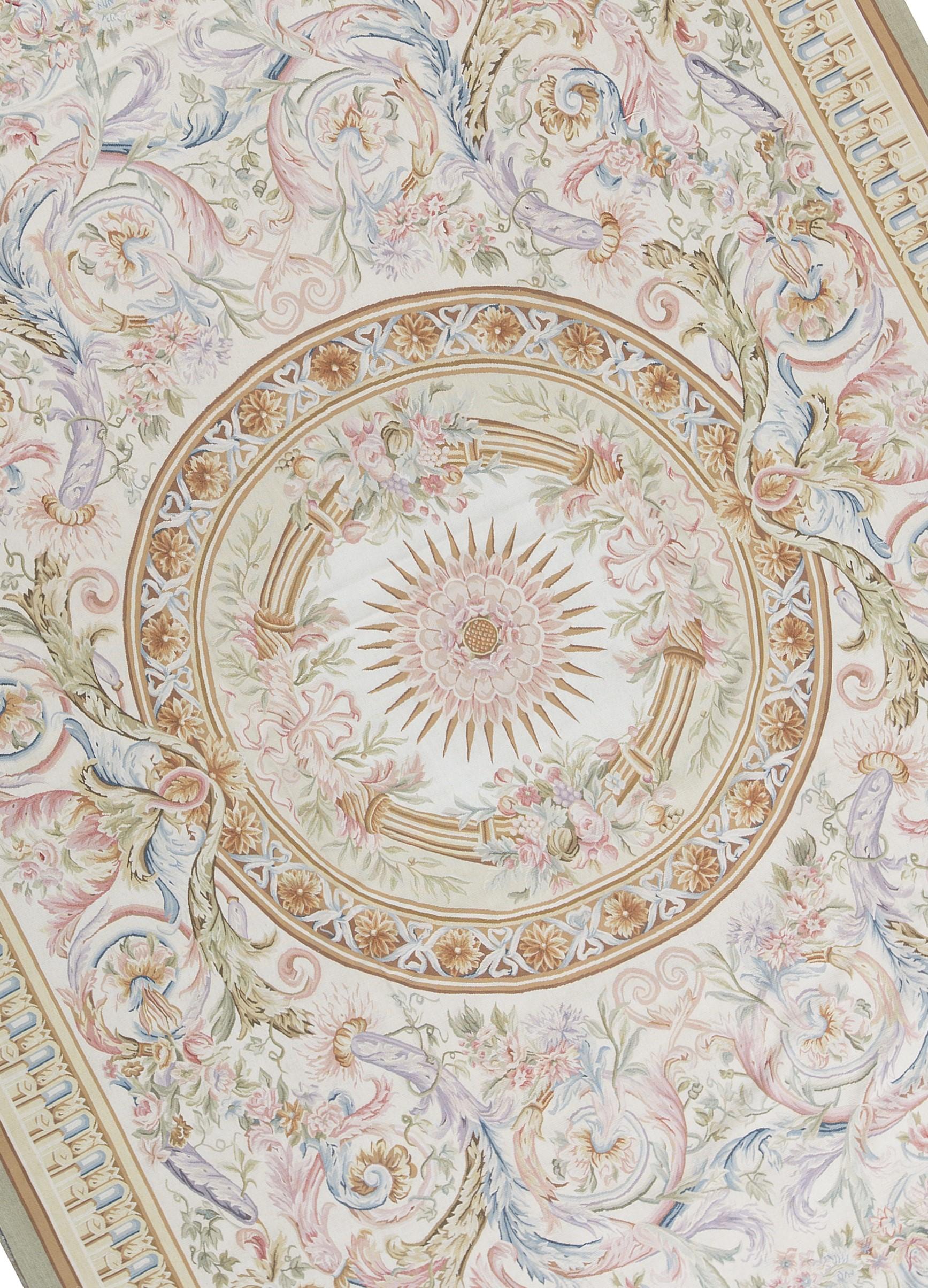 Récréation tissée à la main des tapis d'Aubusson classiques français à tissage plat que l'on trouve dans les maisons et les palais les plus raffinés depuis la fin du XVIIe siècle. Taille : 9' 10