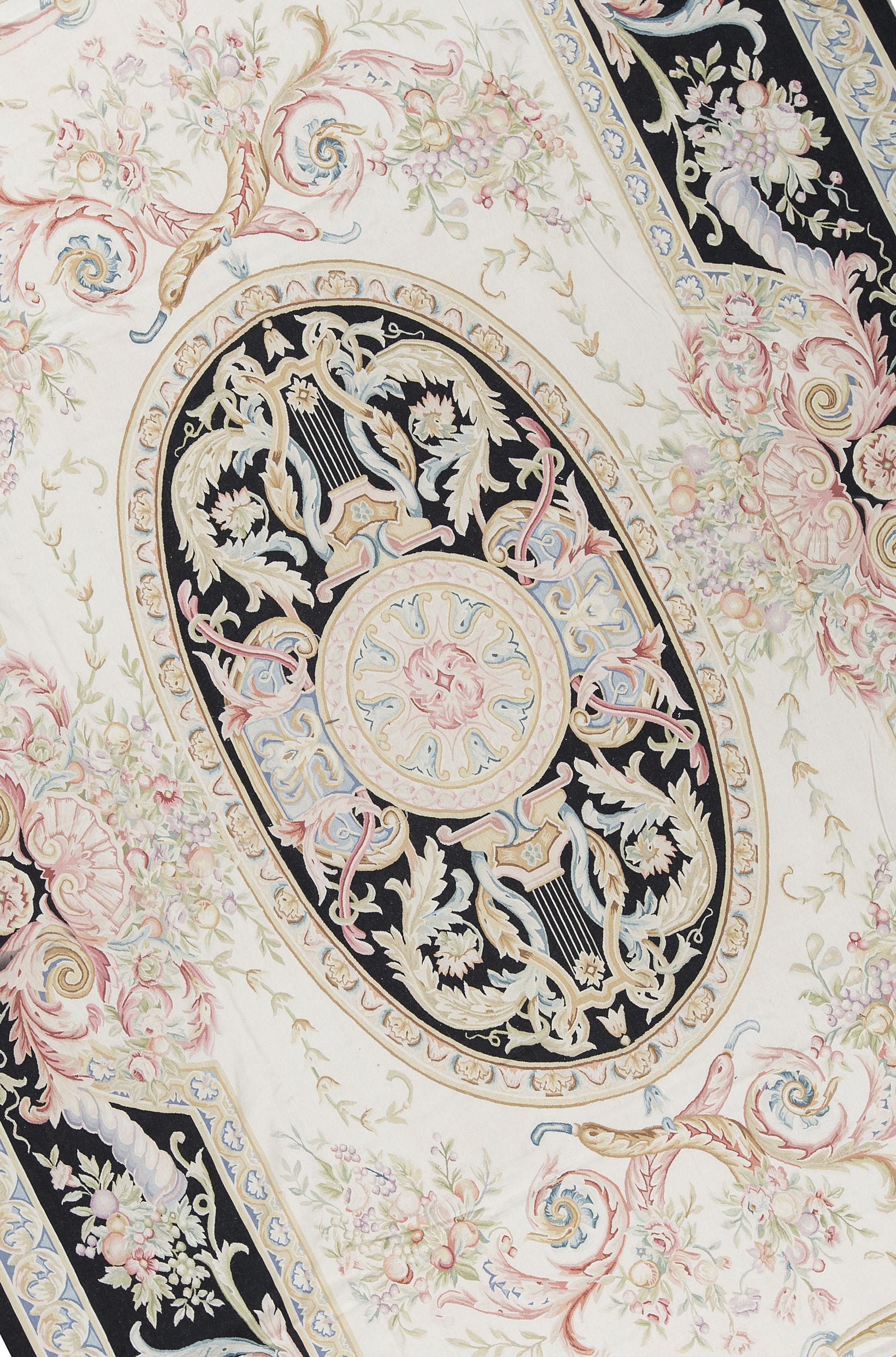 Recréation tissée à la main des tapis français classiques à tissage plat d'Aubusson que l'on trouve dans les plus belles demeures et les plus beaux palais depuis la fin du XVIIe siècle. Taille 11' 11'' x 18' 3''.