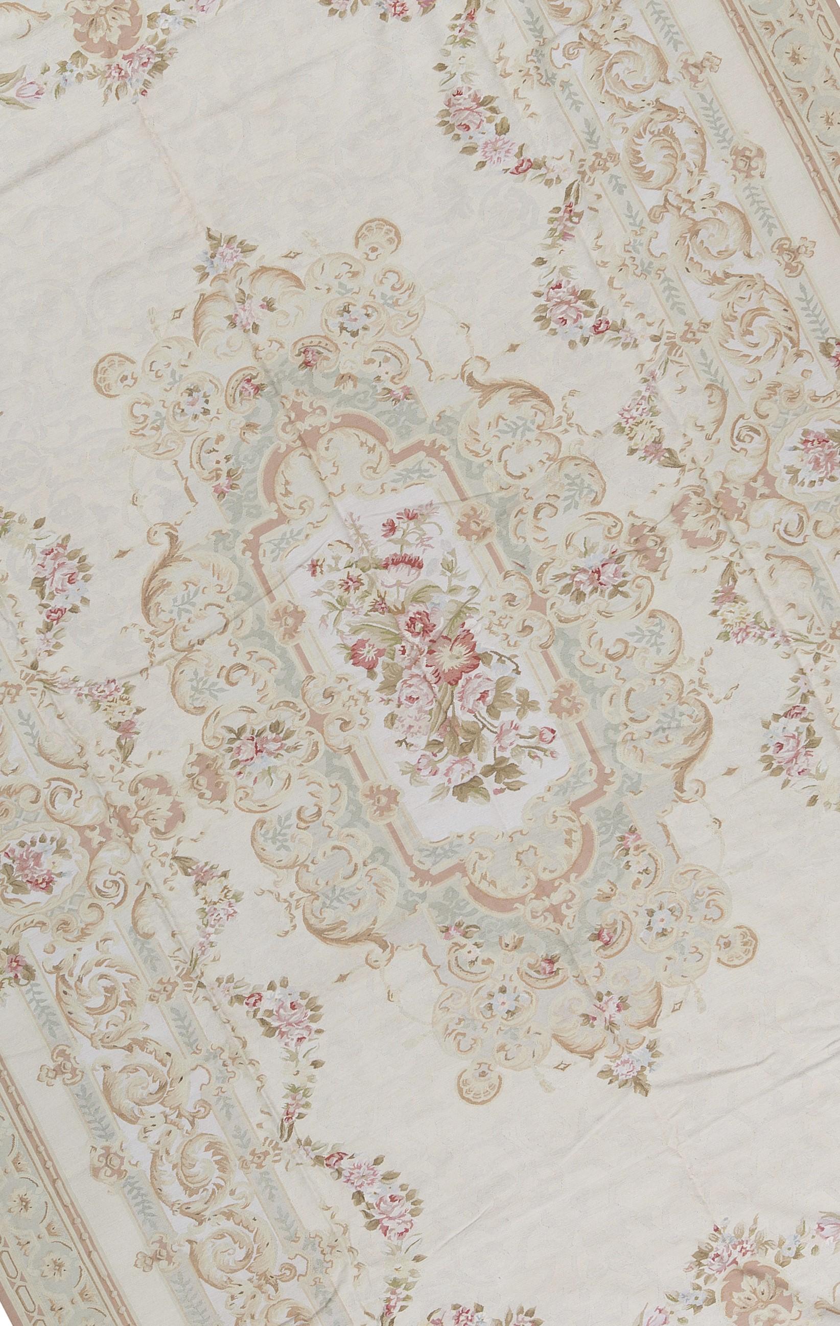 Handgewebte Nachbildung der klassischen französischen Aubusson-Teppiche in Flachgewebe, die seit dem späten 17. Jahrhundert in den schönsten Häusern und Palästen zu finden sind. Größe 10' 1