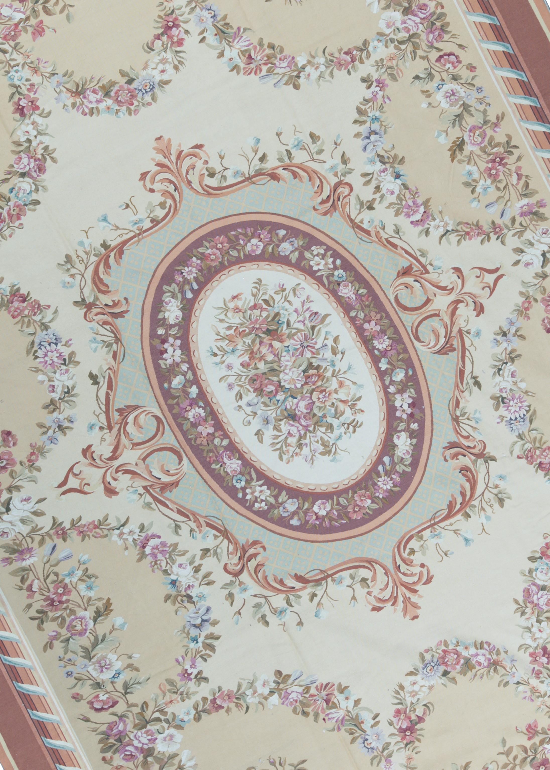 Recréation tissée à la main des tapis français classiques à tissage plat d'Aubusson que l'on trouve dans les plus belles demeures et les plus beaux palais depuis la fin du XVIIe siècle. Taille : 13'10'' x 17'10''.