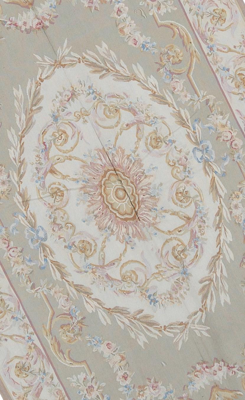Recréation tissée à la main des tapis d'Aubusson classiques français à tissage plat que l'on trouve dans les maisons et les palais les plus raffinés depuis la fin du XVIIe siècle. Taille : 5' 11'' x 8' 1''.