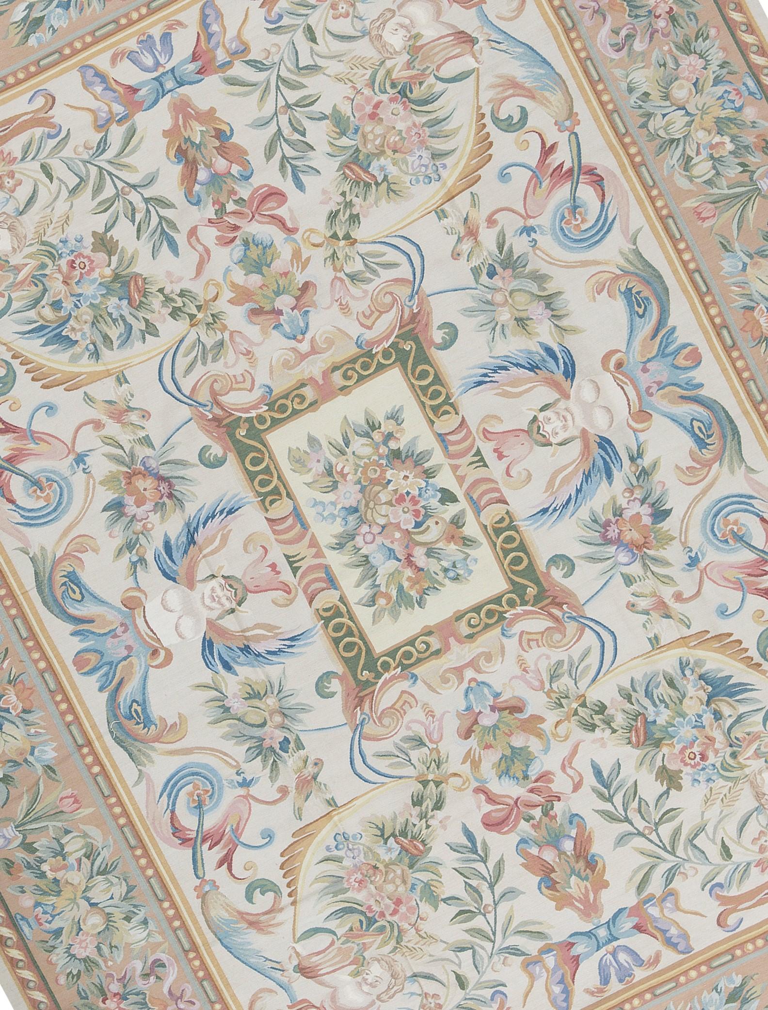 Ricostruzione a mano dei classici tappeti francesi a trama piatta di Aubusson che si trovano nelle migliori case e palazzi dalla fine del XVII secolo. Dimensioni: 9' 2'' x 11' 7''.