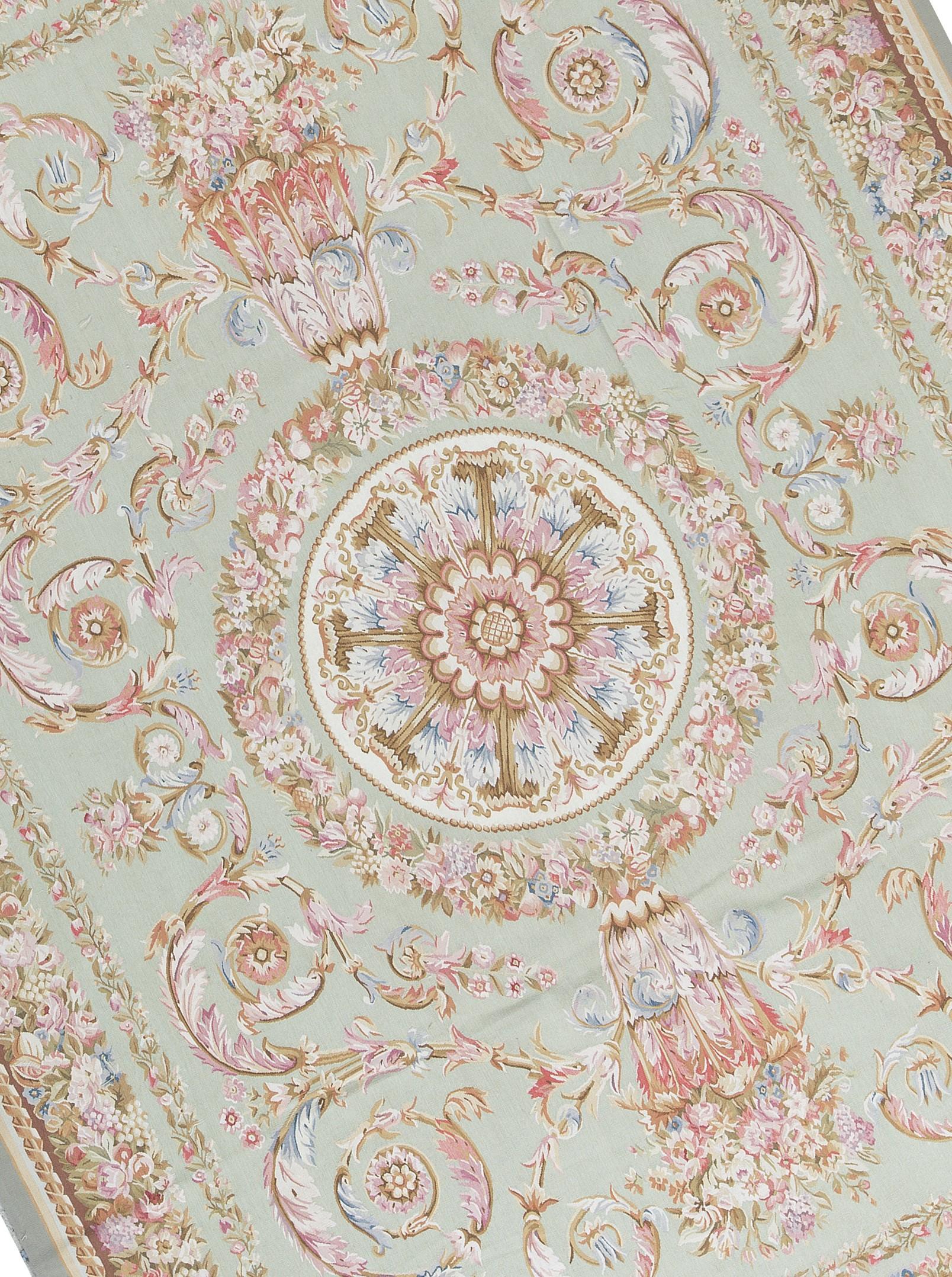 Ricreazione a mano dei classici tappeti francesi a trama piatta di Aubusson che si trovano nelle migliori case e palazzi dalla fine del XVII secolo. Dimensioni: 9' 1'' x 12' 1''.