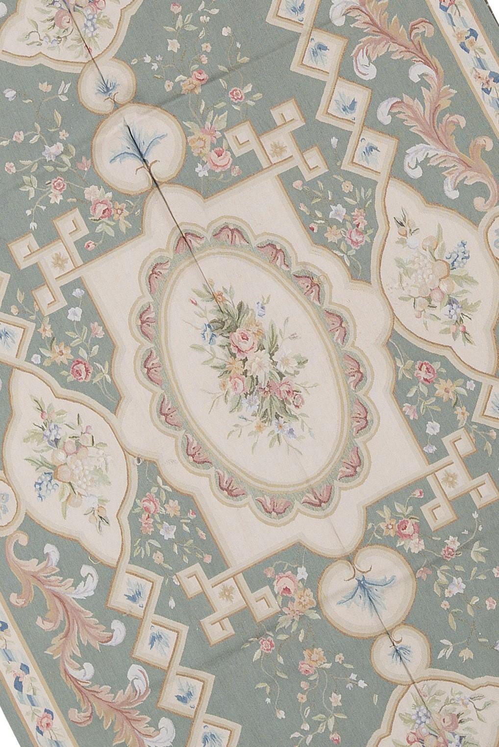Recréation tissée à la main des tapis français classiques à tissage plat d'Aubusson, que l'on trouve dans les plus belles demeures et les plus beaux palais depuis la fin du XVIIe siècle. Taille : 5' 11'' x 9' 2''.